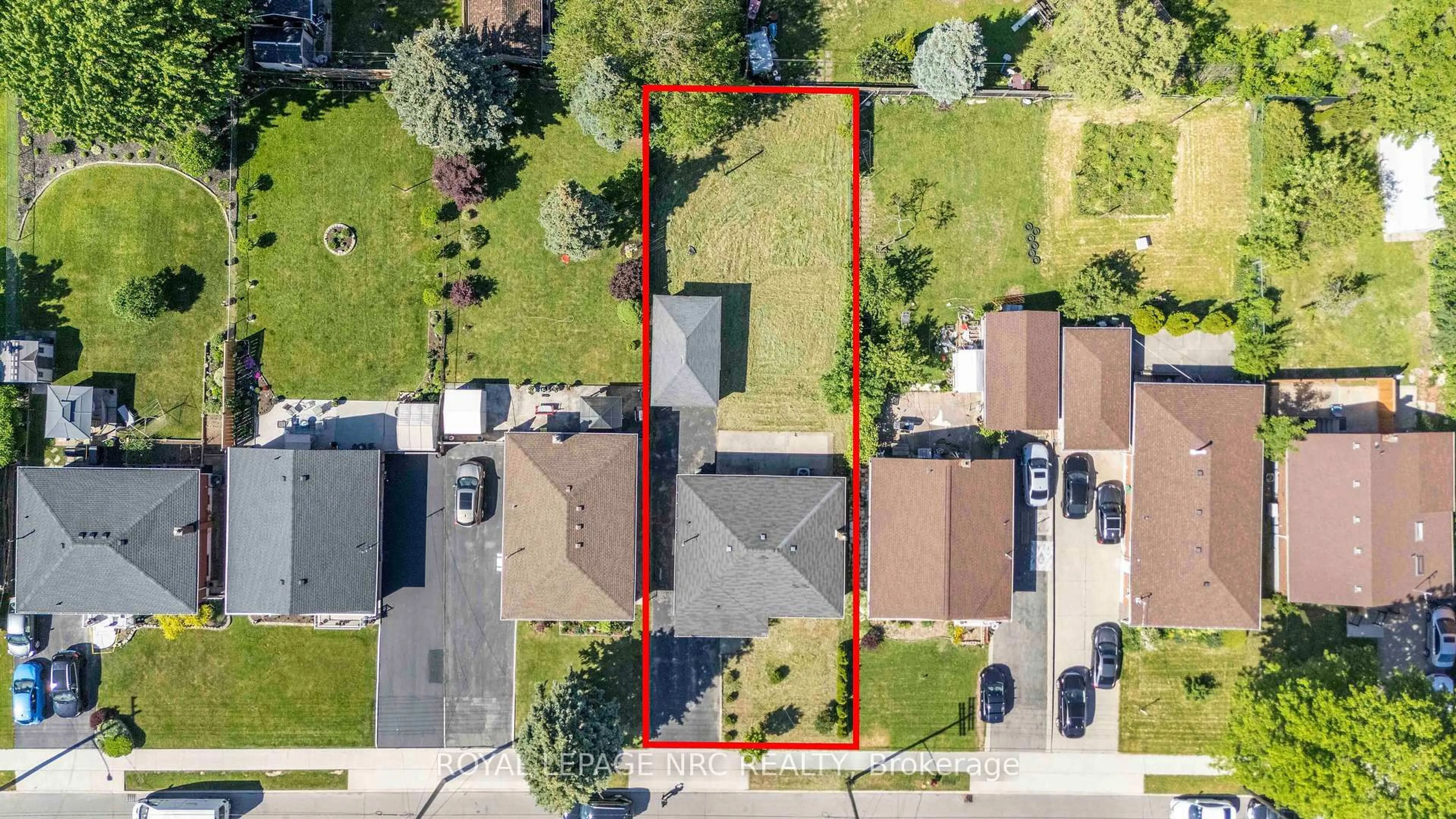 A pic from outside/outdoor area/front of a property/back of a property/a pic from drone, street for 959 Mohawk Rd, Hamilton Ontario L8T 2R9