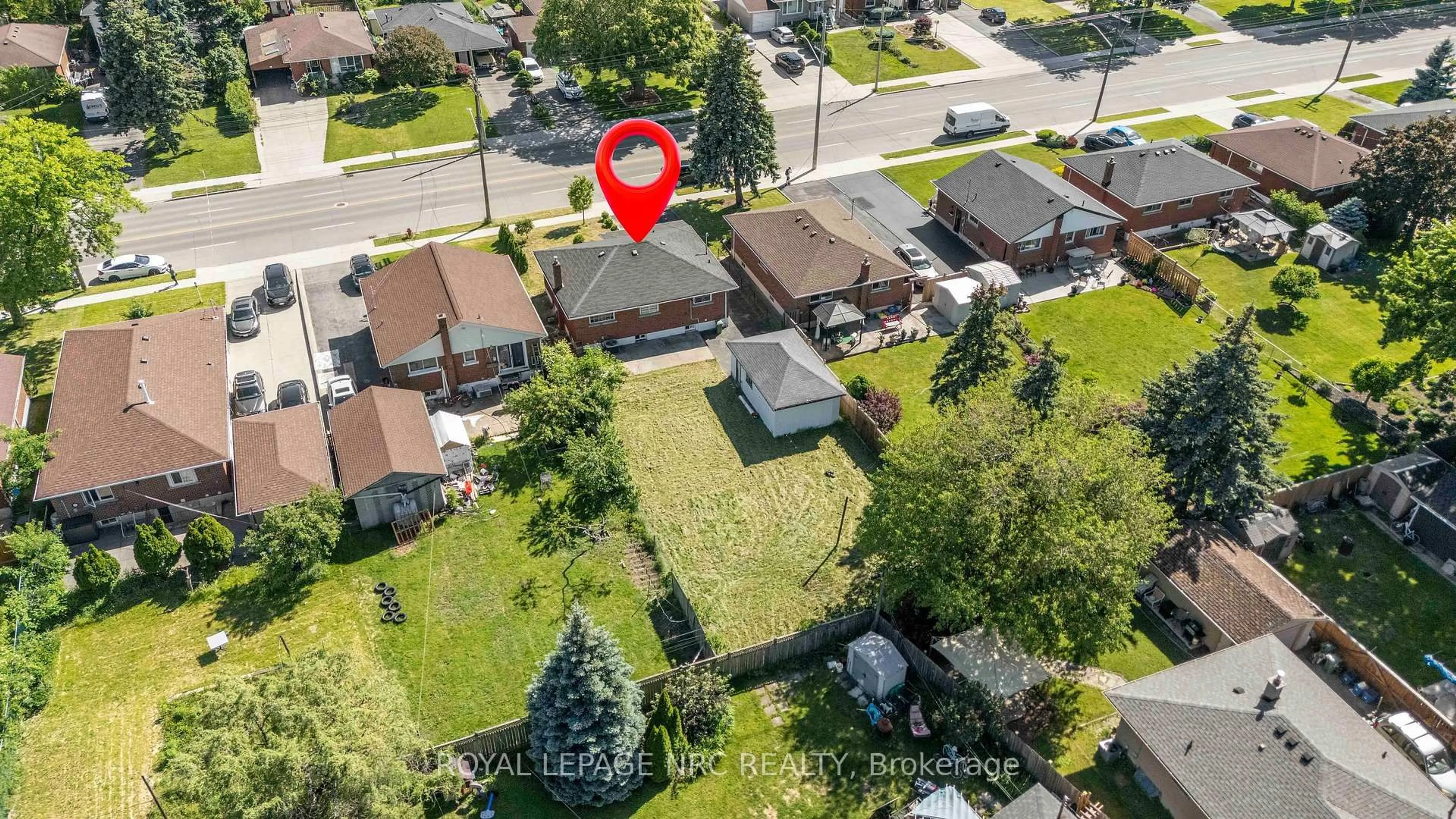 A pic from outside/outdoor area/front of a property/back of a property/a pic from drone, street for 959 Mohawk Rd, Hamilton Ontario L8T 2R9