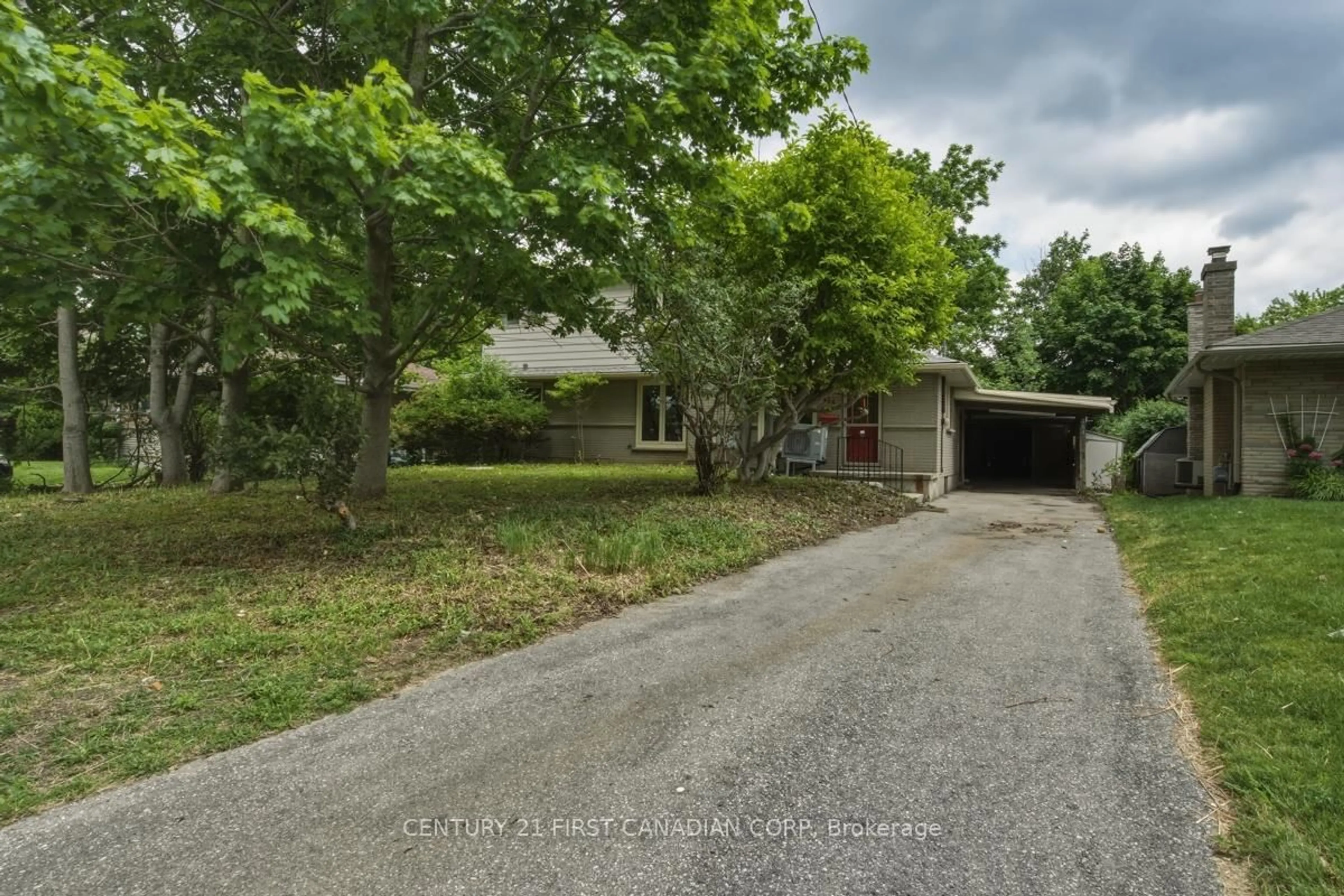 A pic from outside/outdoor area/front of a property/back of a property/a pic from drone, street for 454 Beachwood Ave, London South Ontario N6J 3K1