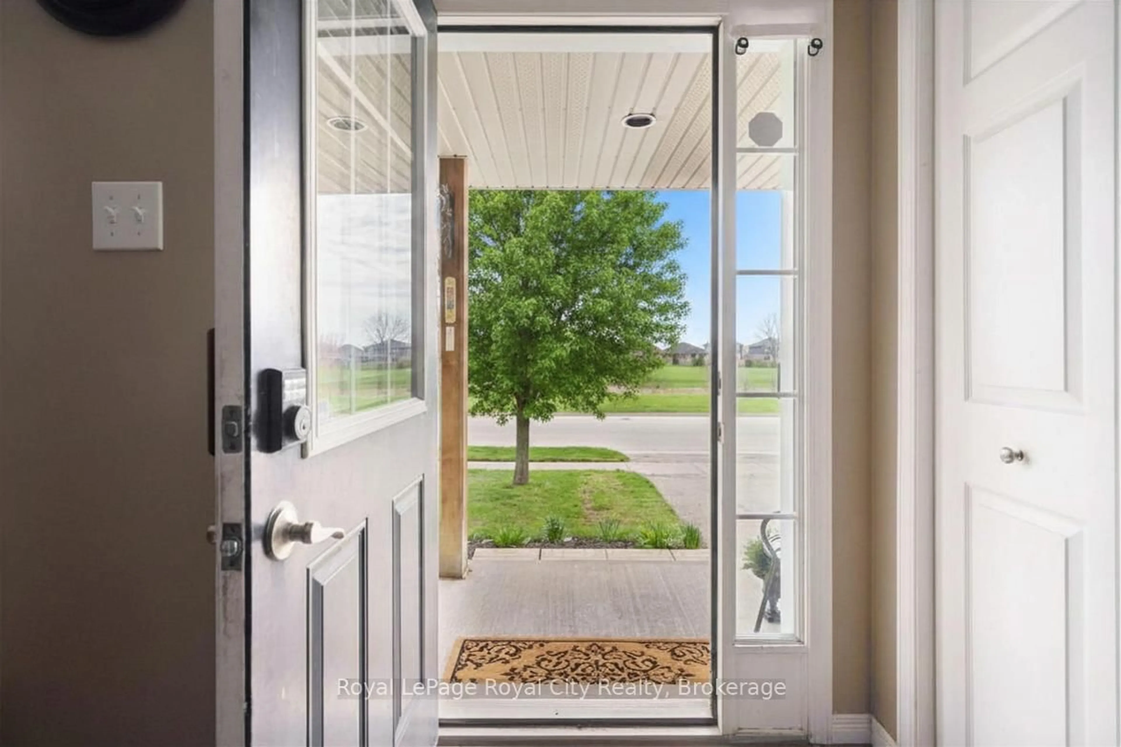 Indoor entryway for 105 Spencer Dr, Centre Wellington Ontario N0B 1S0