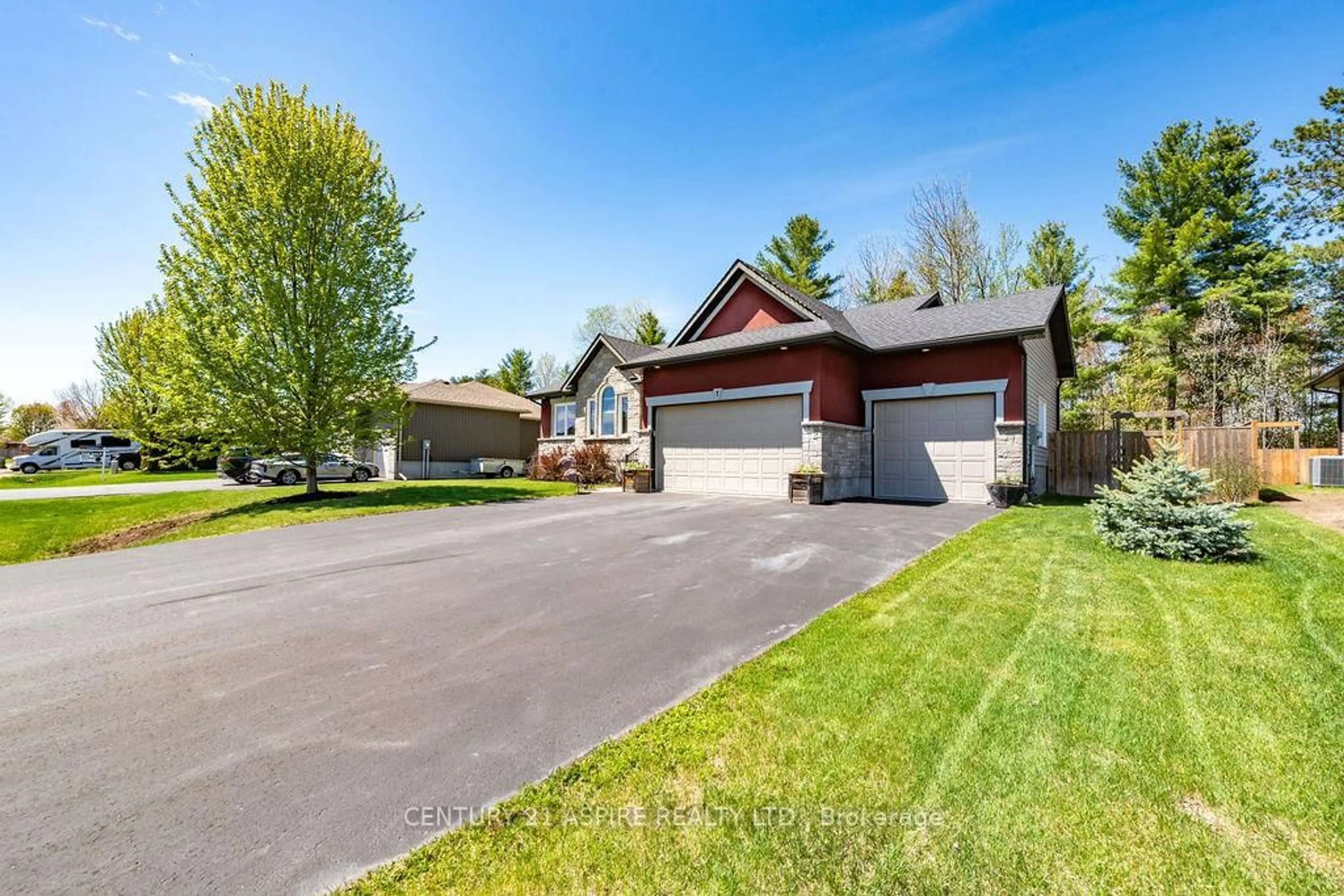 A pic from outside/outdoor area/front of a property/back of a property/a pic from drone, street for 7 Nick St, Petawawa Ontario K8H 0B7