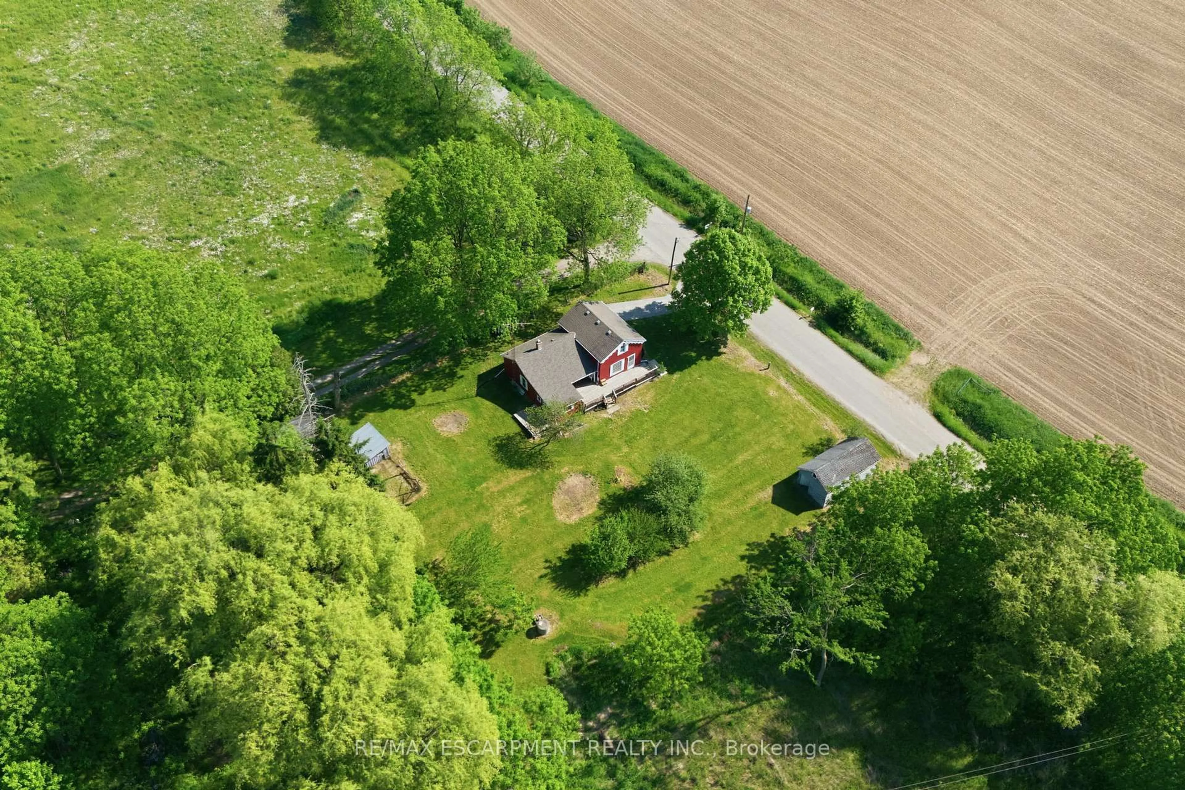 A pic from outside/outdoor area/front of a property/back of a property/a pic from drone, building for 507 Hunter Rd, Hamilton Ontario L0R 2B0