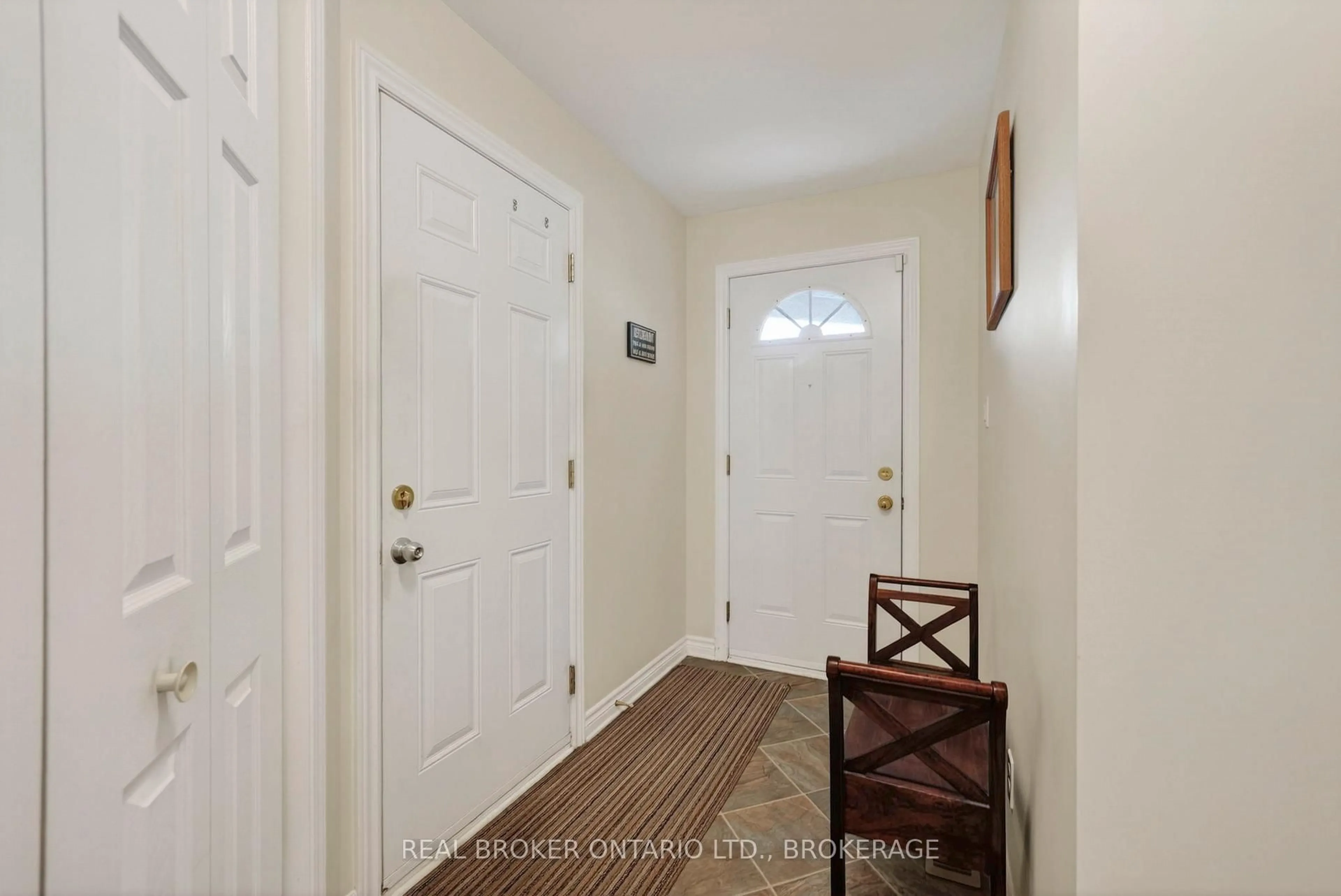 Indoor entryway for 83 Sunset Blvd, Cornwall Ontario K6H 7M3