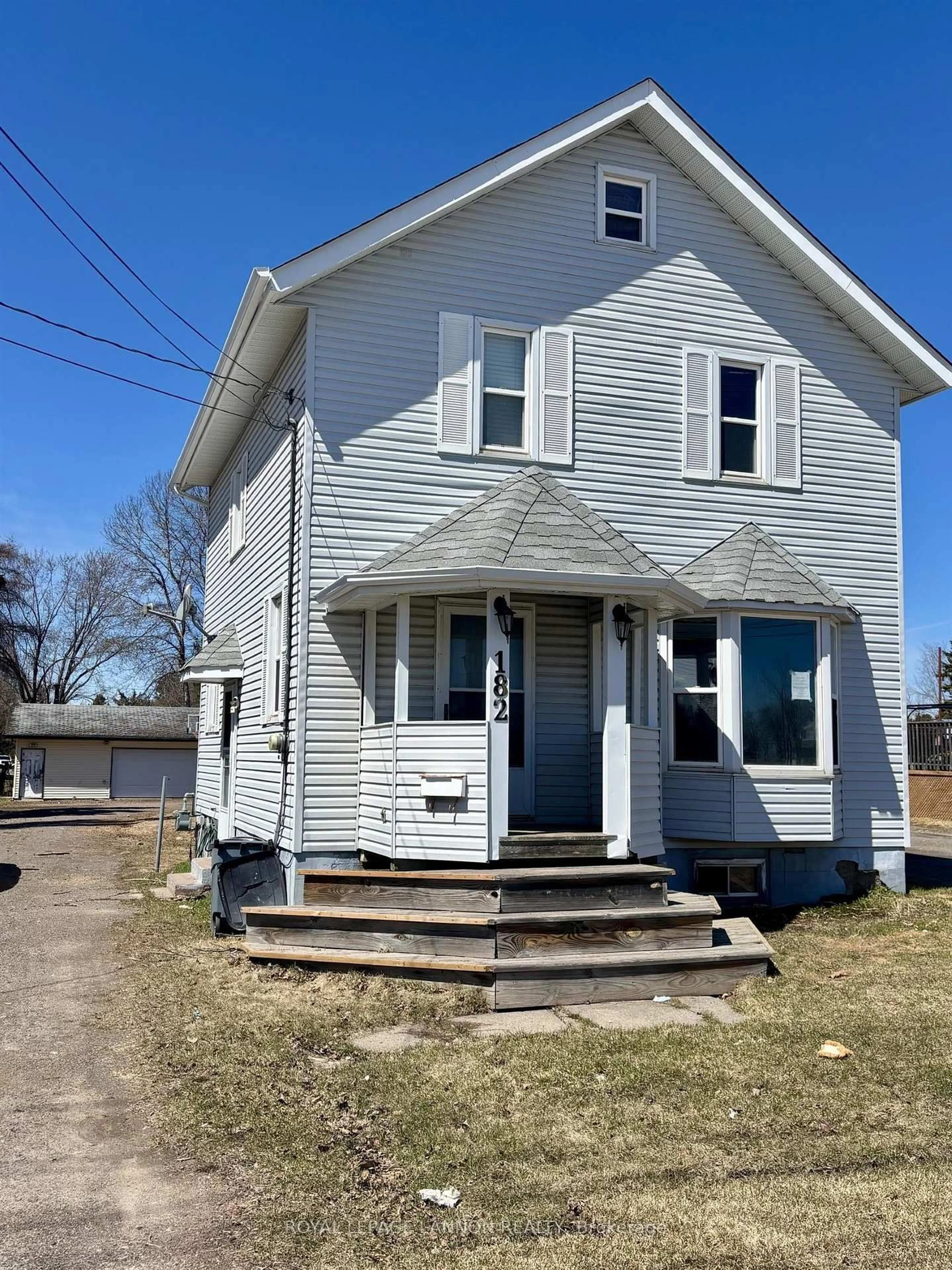 Home with vinyl exterior material, building for 182 High St, Thunder Bay Ontario P7A 5R6