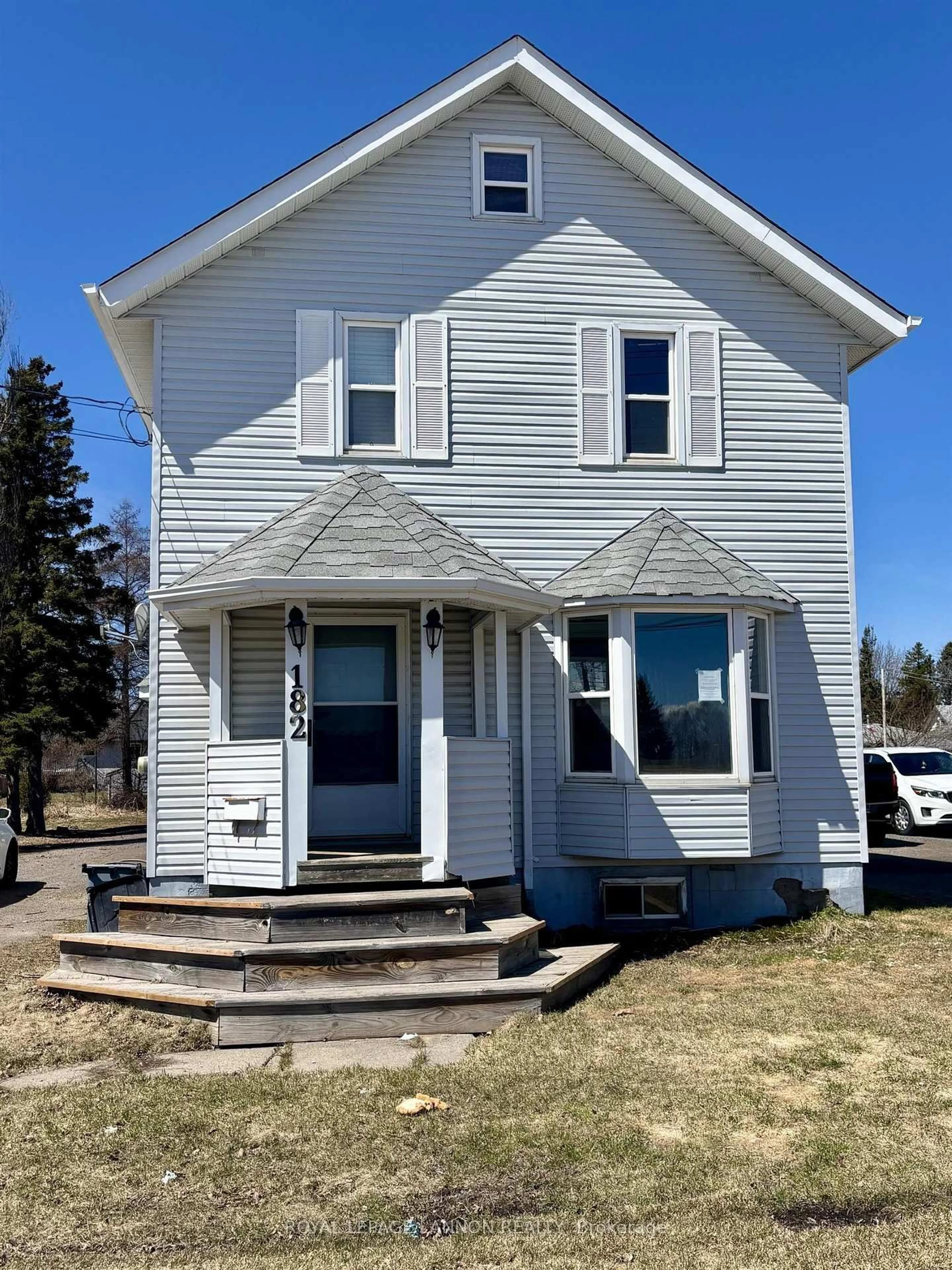 Home with vinyl exterior material, building for 182 High St, Thunder Bay Ontario P7A 5R6