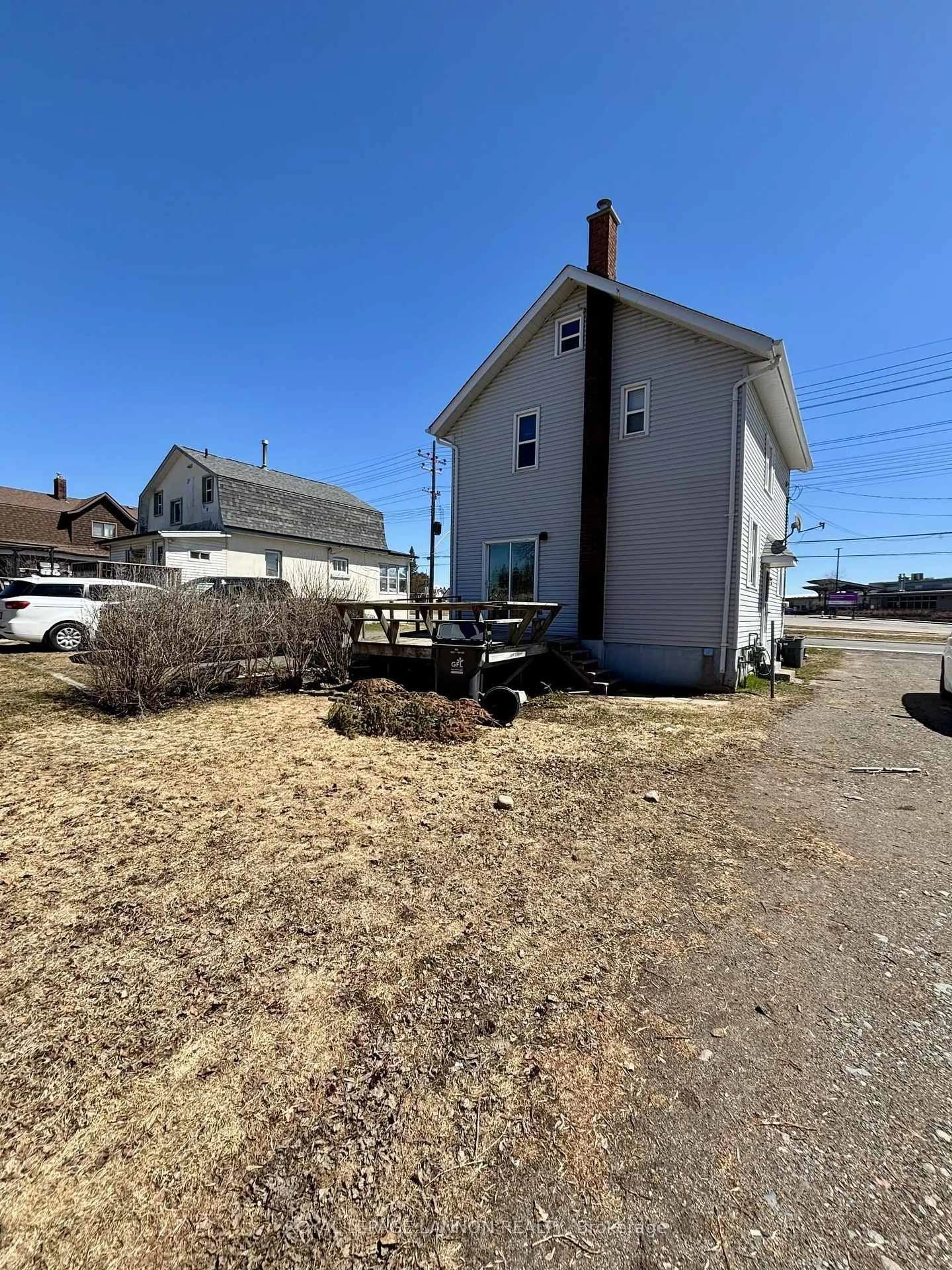 A pic from outside/outdoor area/front of a property/back of a property/a pic from drone, street for 182 High St, Thunder Bay Ontario P7A 5R6