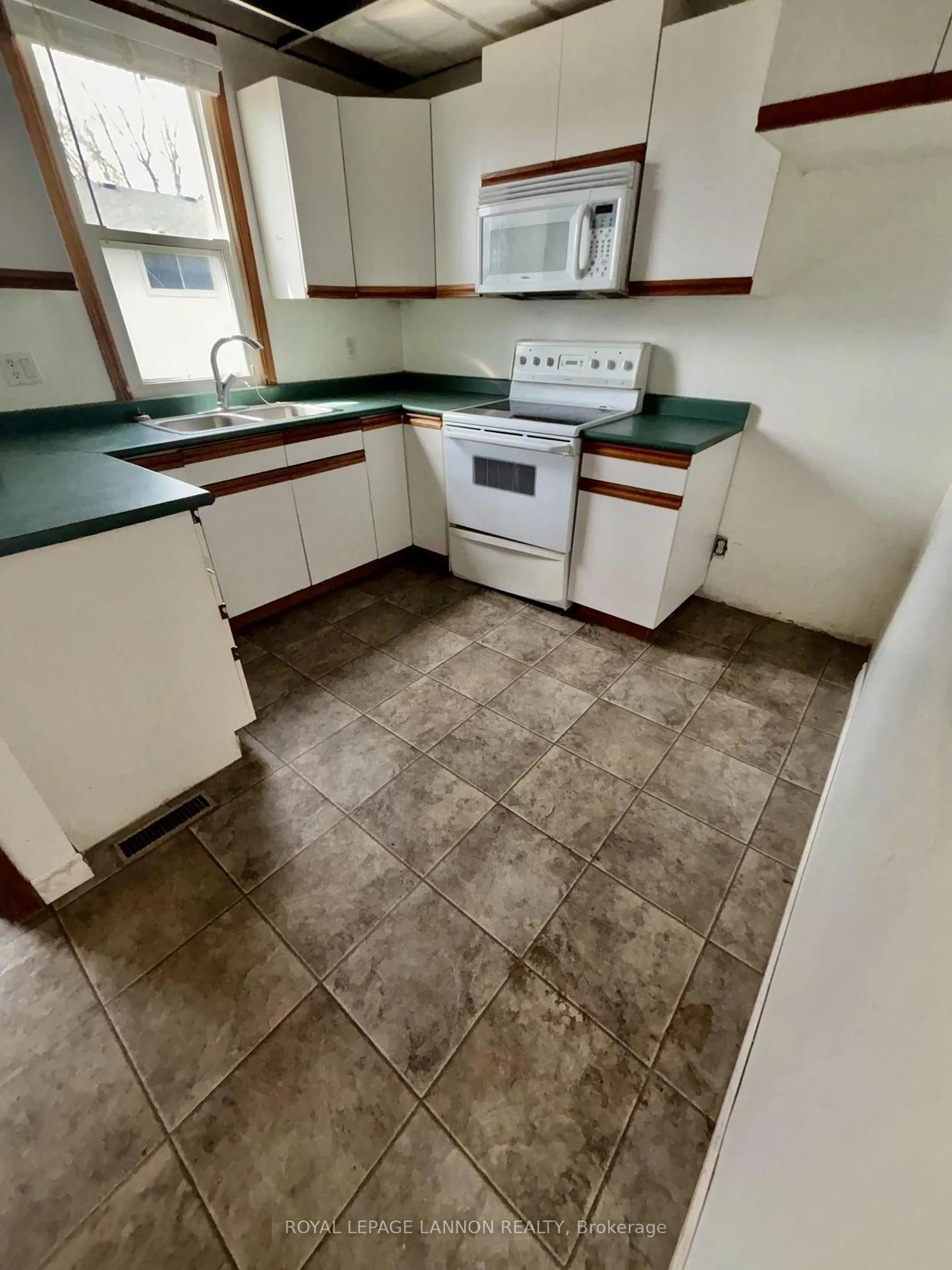 Standard kitchen, unknown for 182 High St, Thunder Bay Ontario P7A 5R6