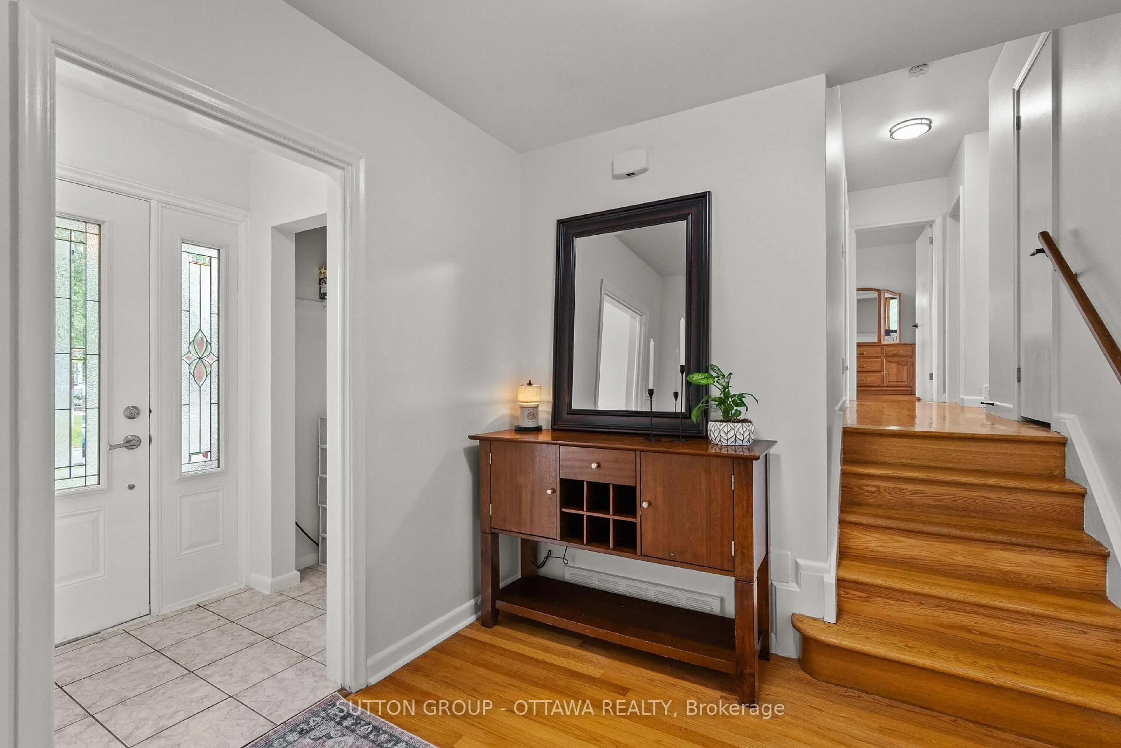 Indoor entryway for 1166 Whitmore Ave, Ottawa Ontario K2C 2N8