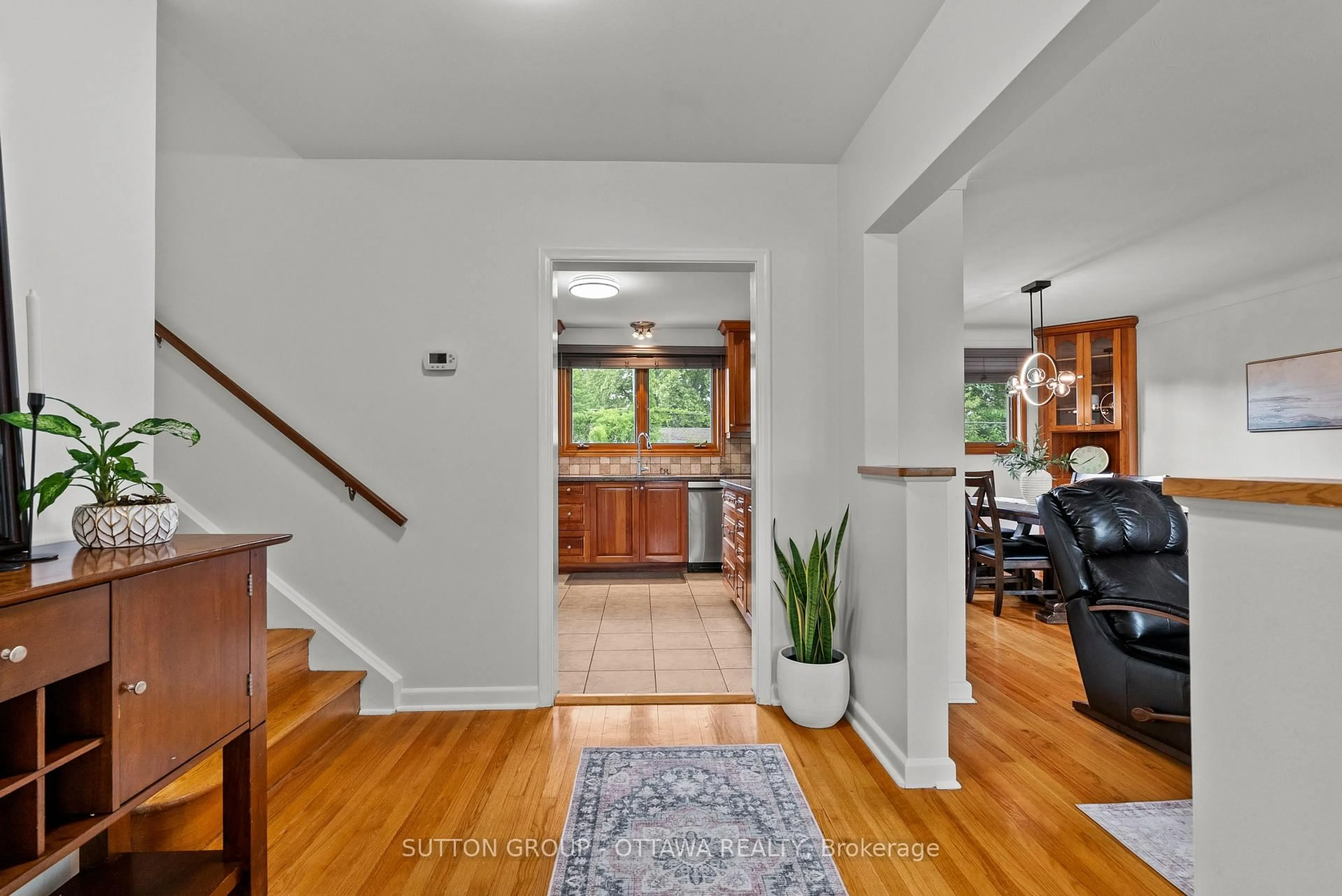 Indoor entryway for 1166 Whitmore Ave, Ottawa Ontario K2C 2N8