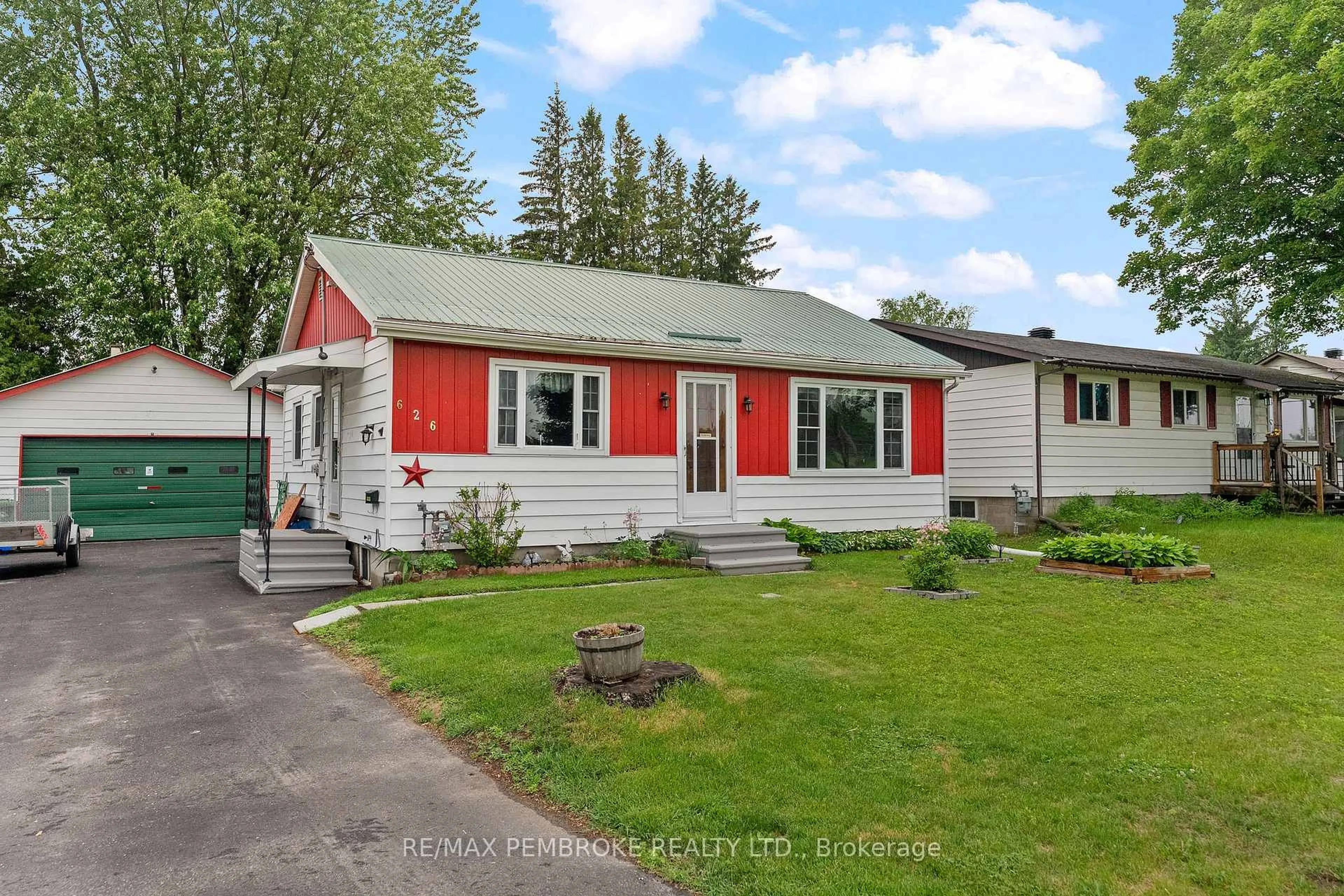 Home with vinyl exterior material, street for 626 Stafford St, Pembroke Ontario K8A 6T8