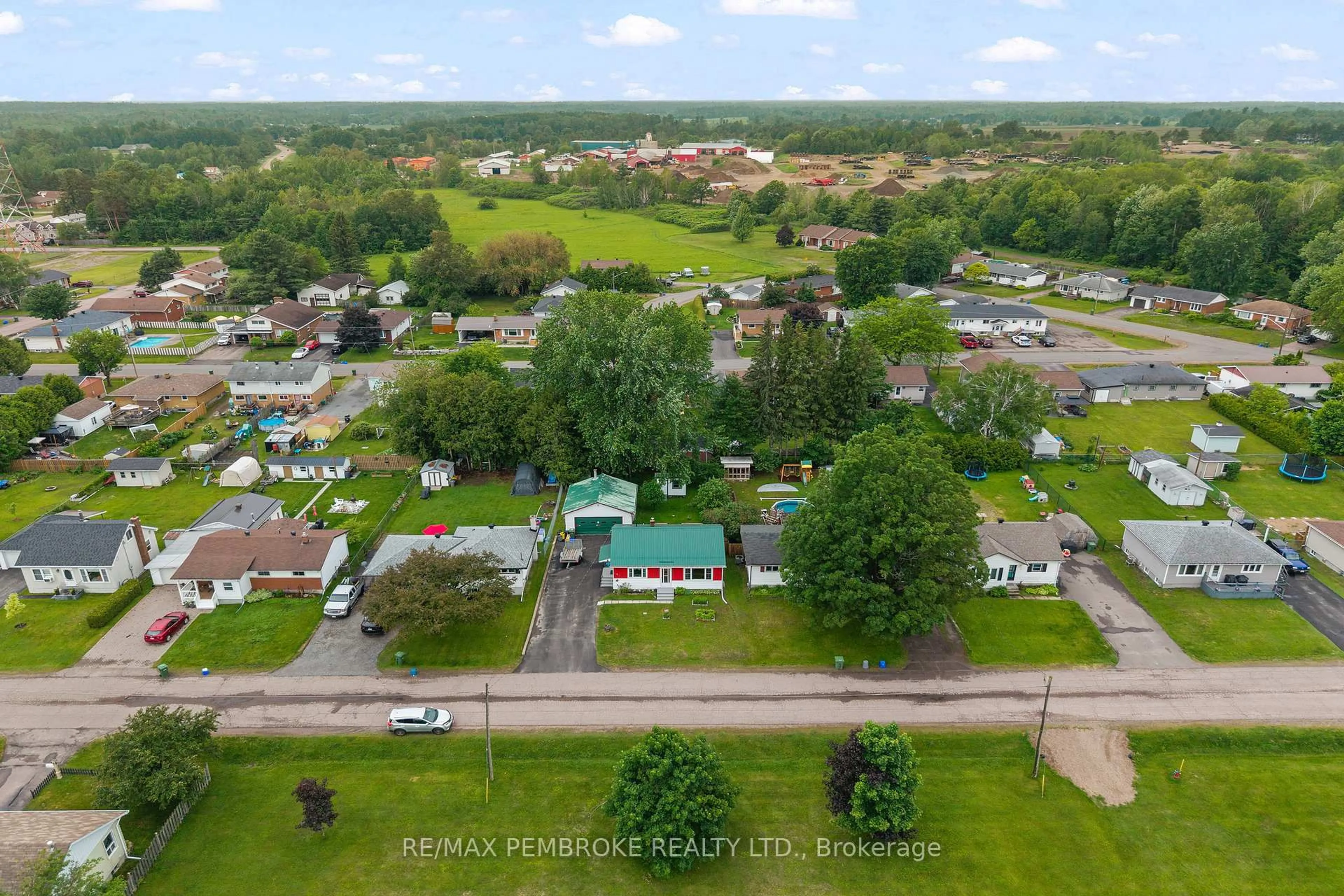 A pic from outside/outdoor area/front of a property/back of a property/a pic from drone, unknown for 626 Stafford St, Pembroke Ontario K8A 6T8