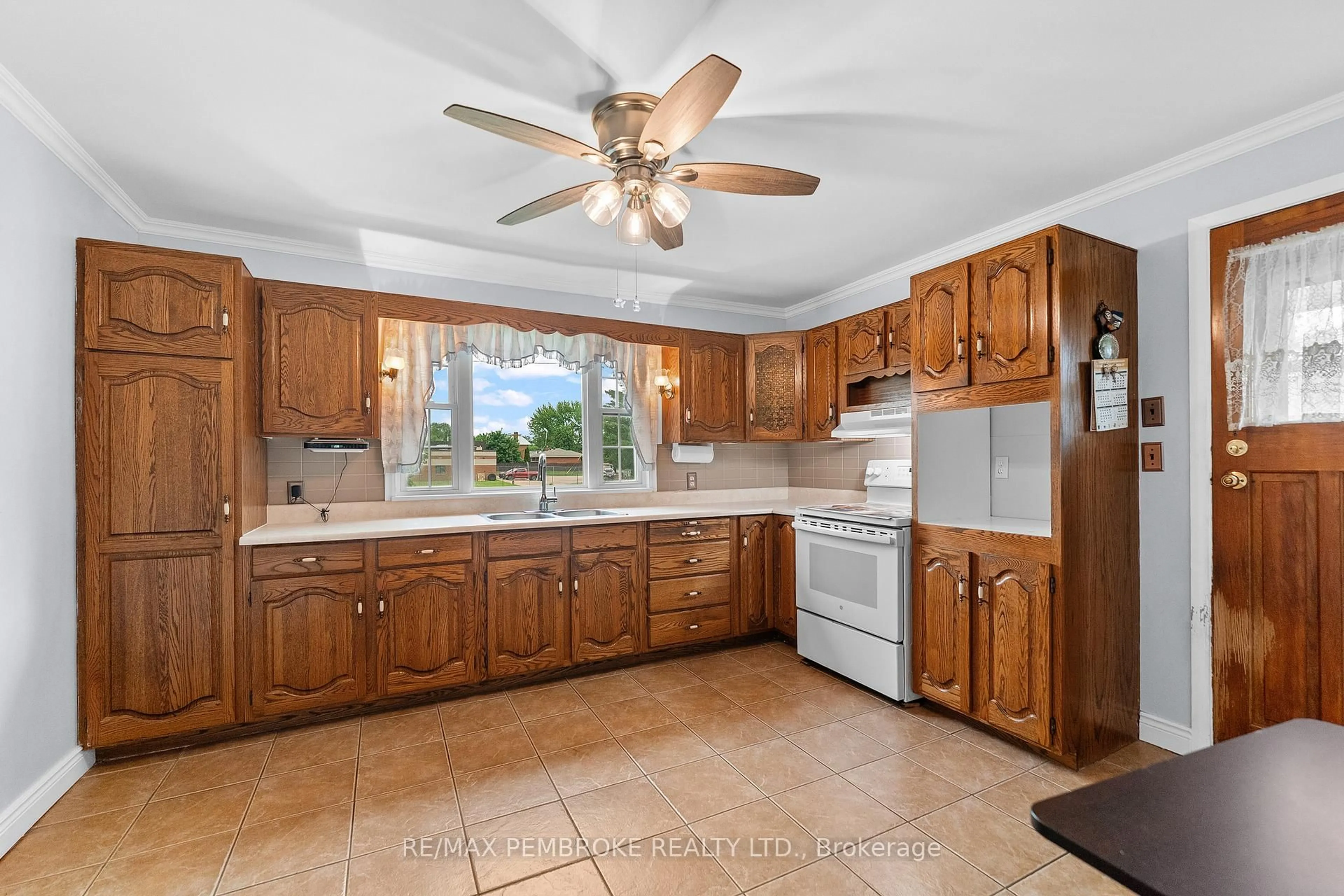 Standard kitchen, ceramic/tile floor for 626 Stafford St, Pembroke Ontario K8A 6T8