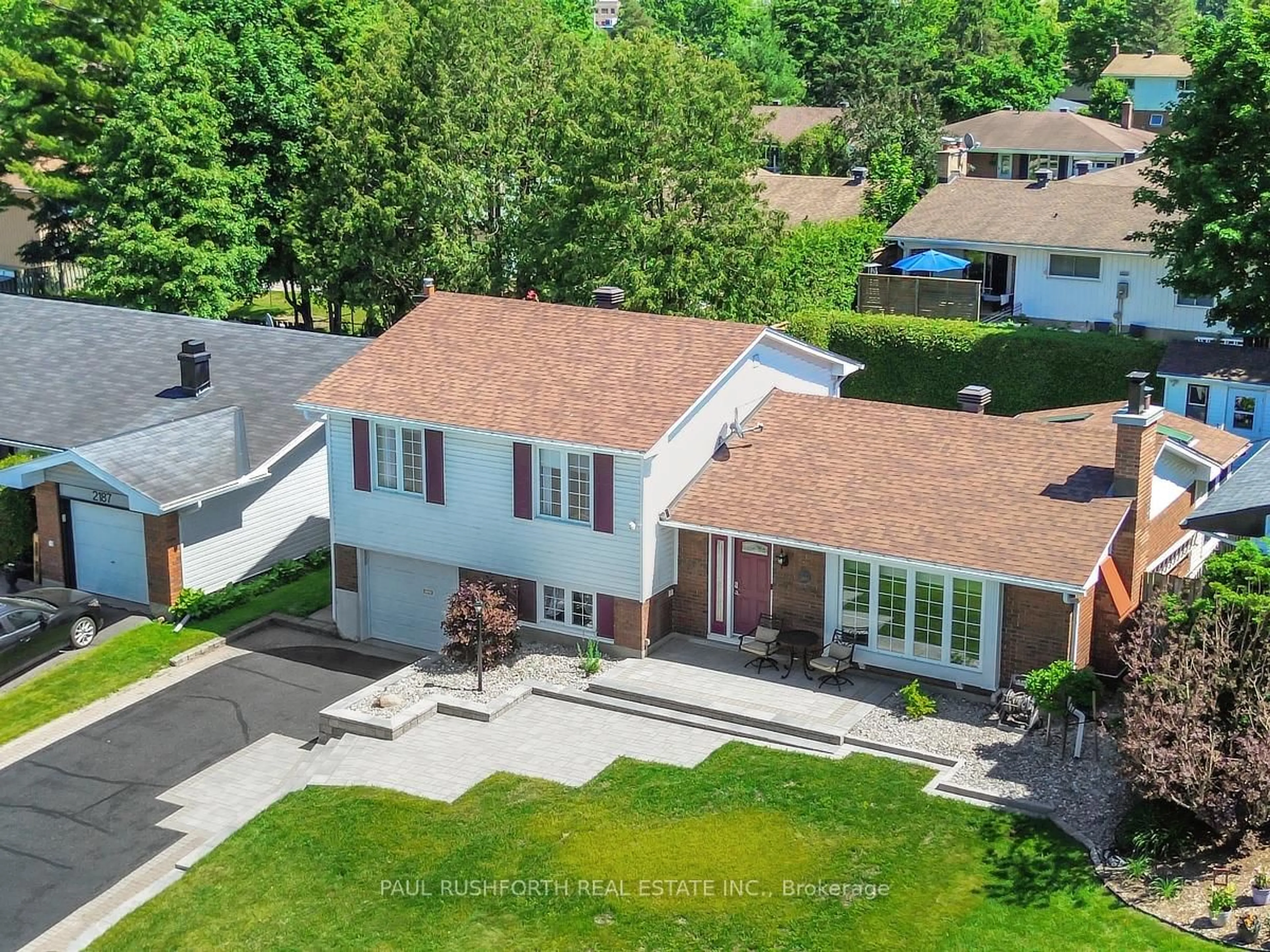A pic from outside/outdoor area/front of a property/back of a property/a pic from drone, street for 2189 Emard Cres, Gloucester Ontario K1J 6K5