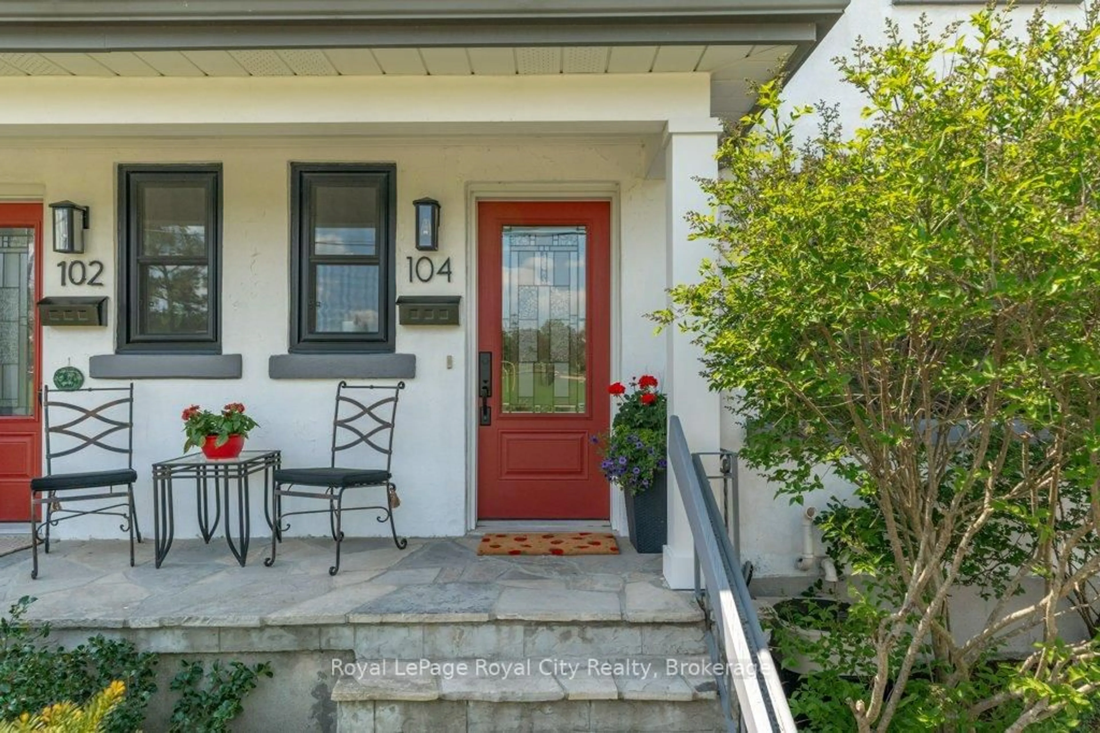Indoor entryway for 104 Kathleen St, Guelph Ontario N1H 4Y3