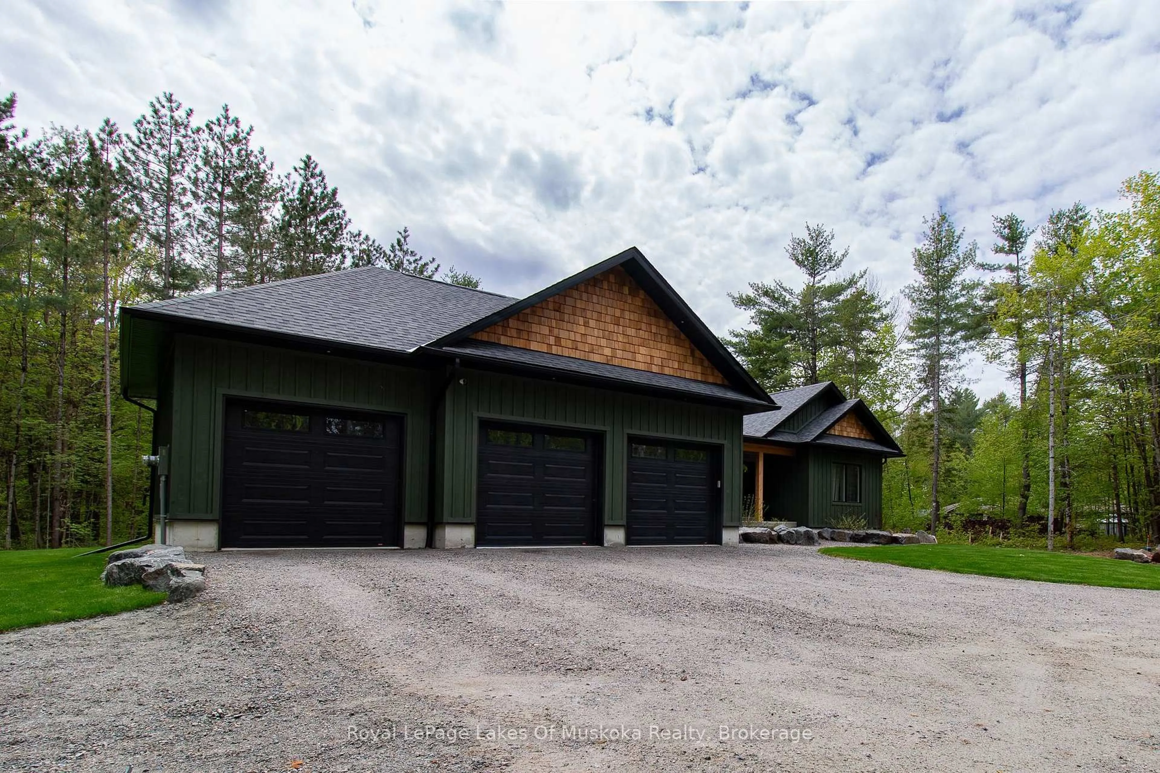 Indoor garage for 1065 Kilworthy Rd, Gravenhurst Ontario P0E 1G0