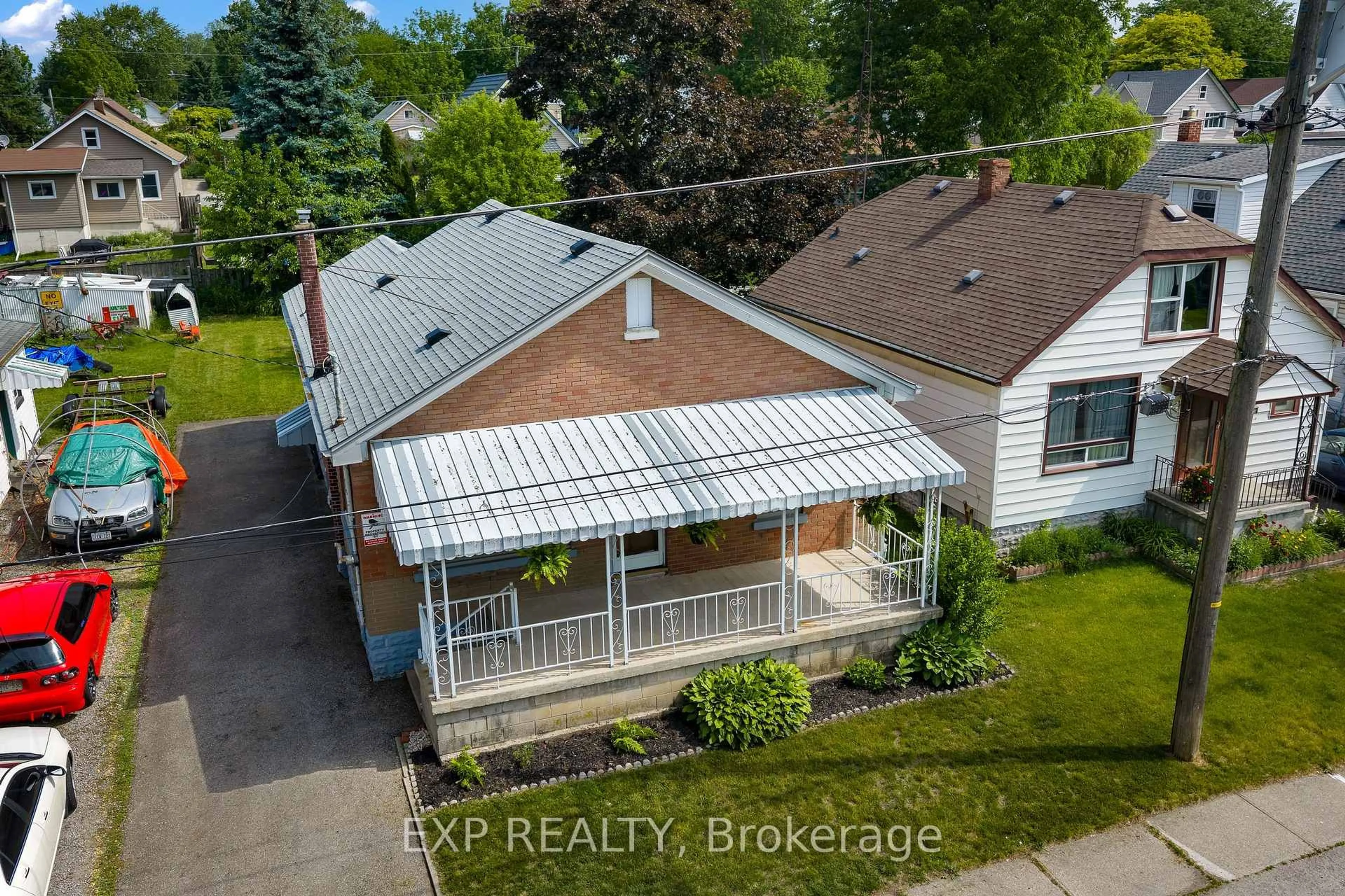 A pic from outside/outdoor area/front of a property/back of a property/a pic from drone, unknown for 6389 Monroe St, Niagara Falls Ontario L2G 2G9
