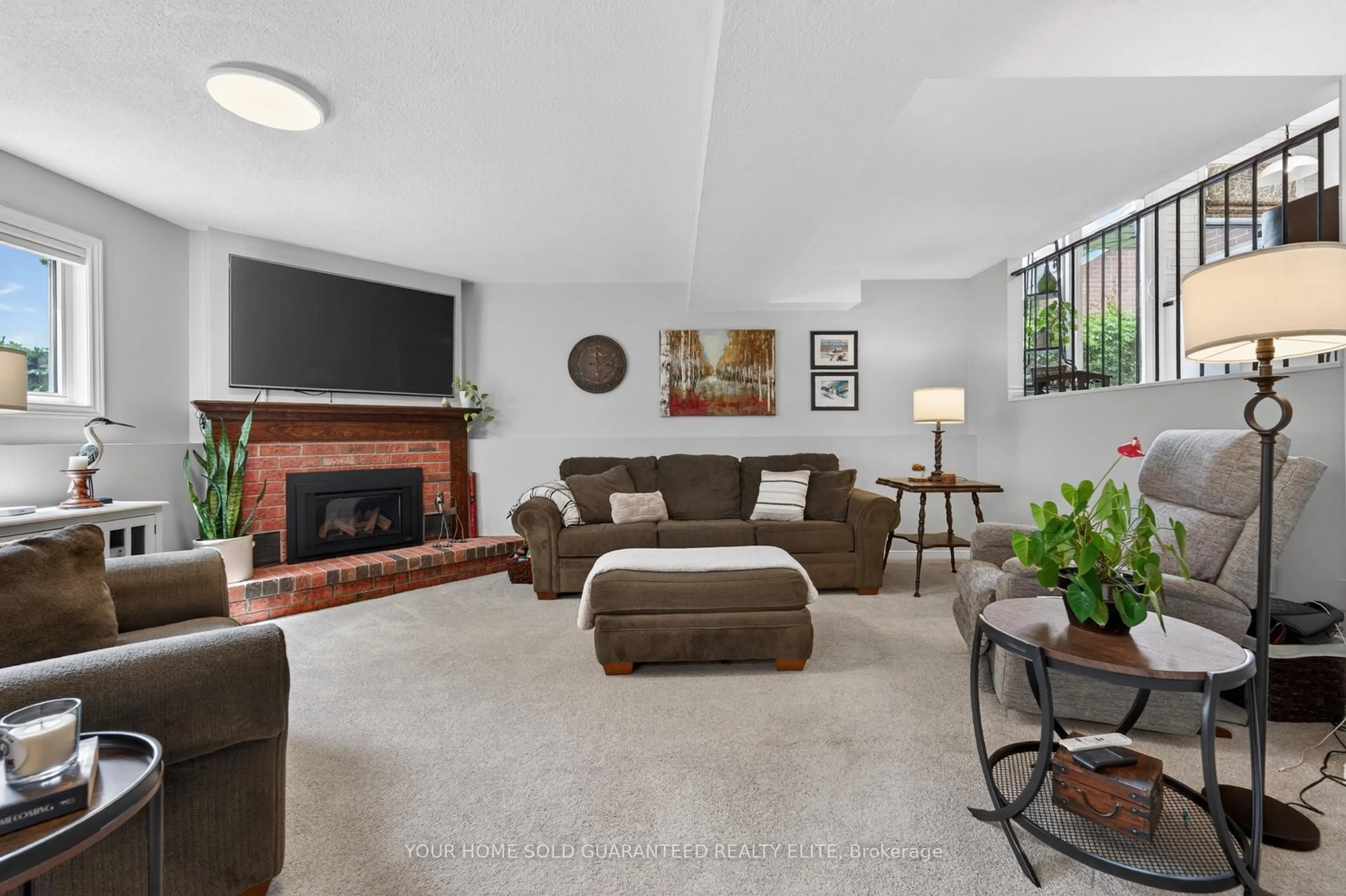 Living room with furniture, unknown for 4512 Ivy Gardens Cres, Lincoln Ontario L3J 0B3