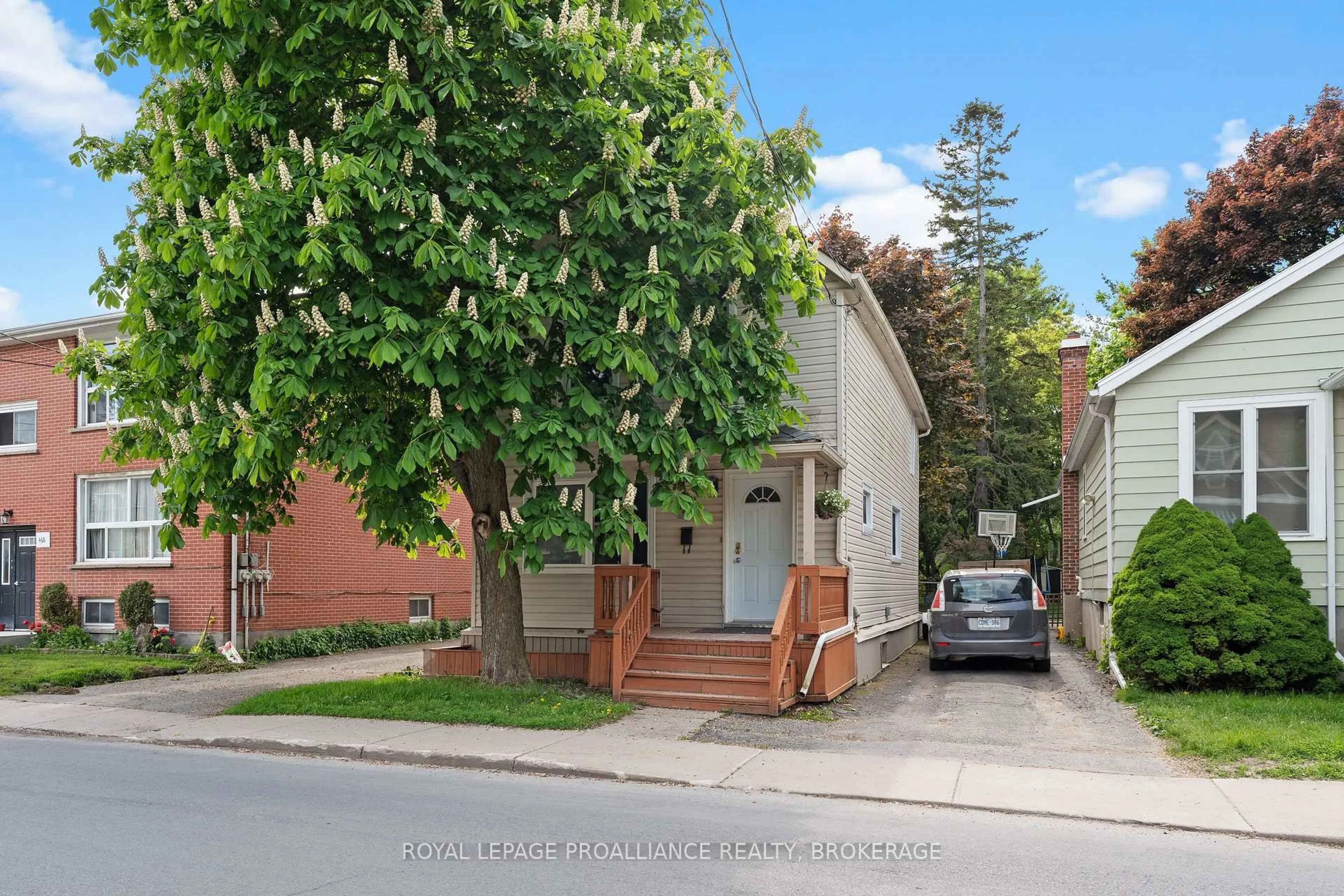 A pic from outside/outdoor area/front of a property/back of a property/a pic from drone, street for 468-470 Victoria St, Kingston Ontario K7L 3Z7