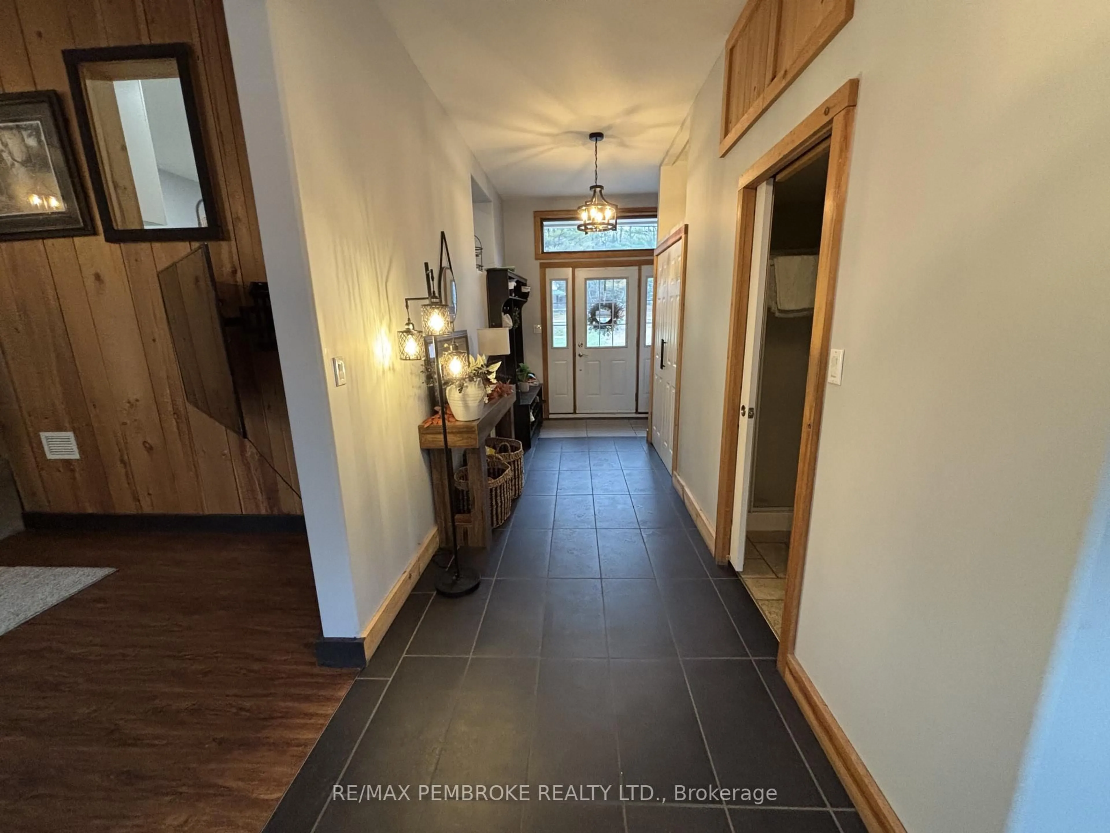 Indoor entryway for 32750 Highway 17 Highway, Deep River Ontario K0J 1P0