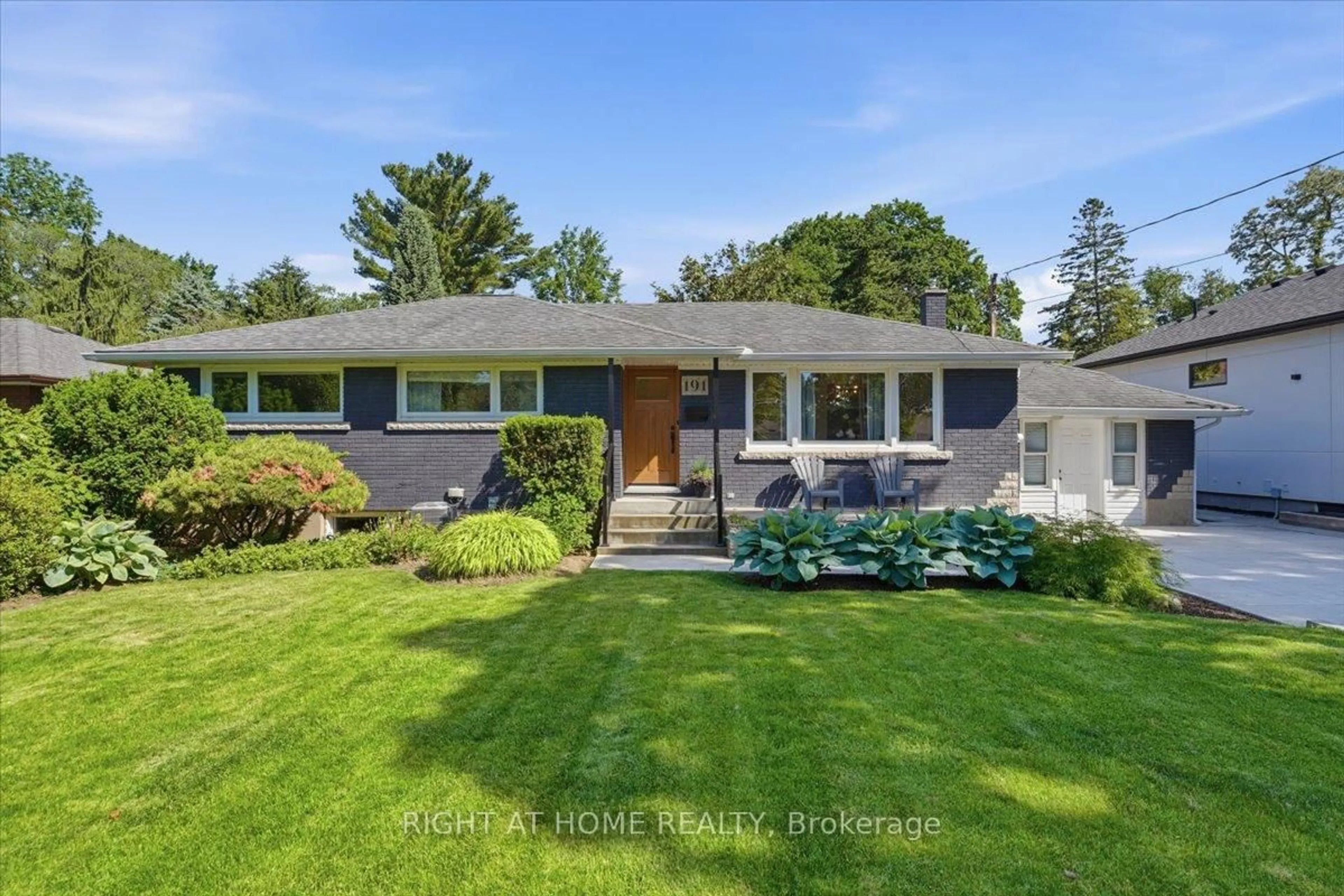 Home with vinyl exterior material, street for 191 Dalhousie Ave, St. Catharines Ontario L2N 4X8
