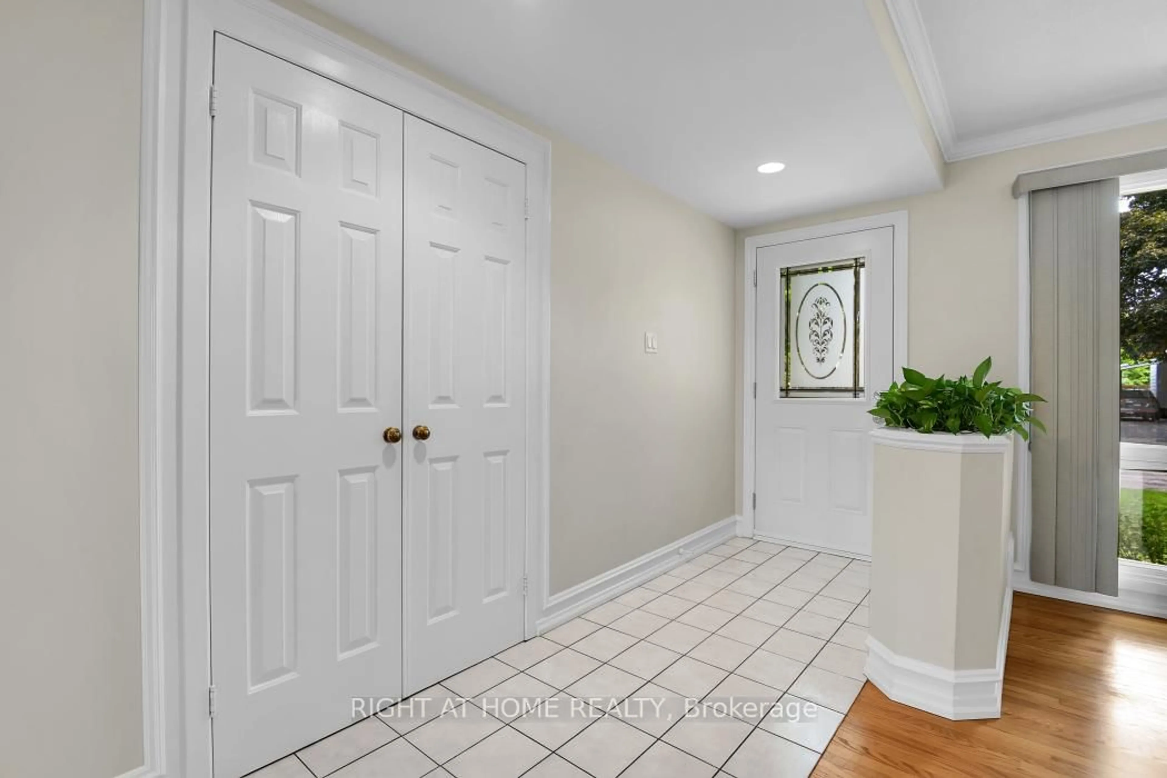 Indoor entryway for 2159 Monson Cres, Ottawa Ontario K1J 6A7