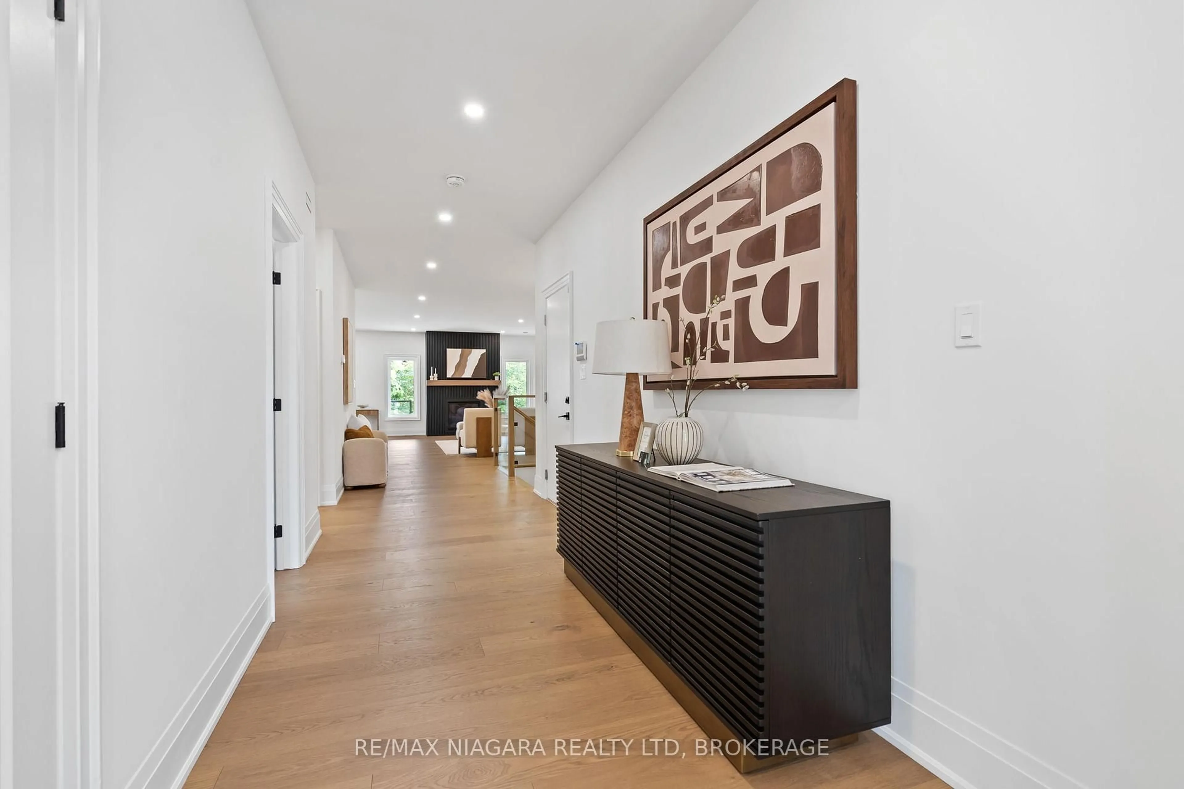 Indoor entryway for 21 Accursi Cres, Pelham Ontario L0S 1E4