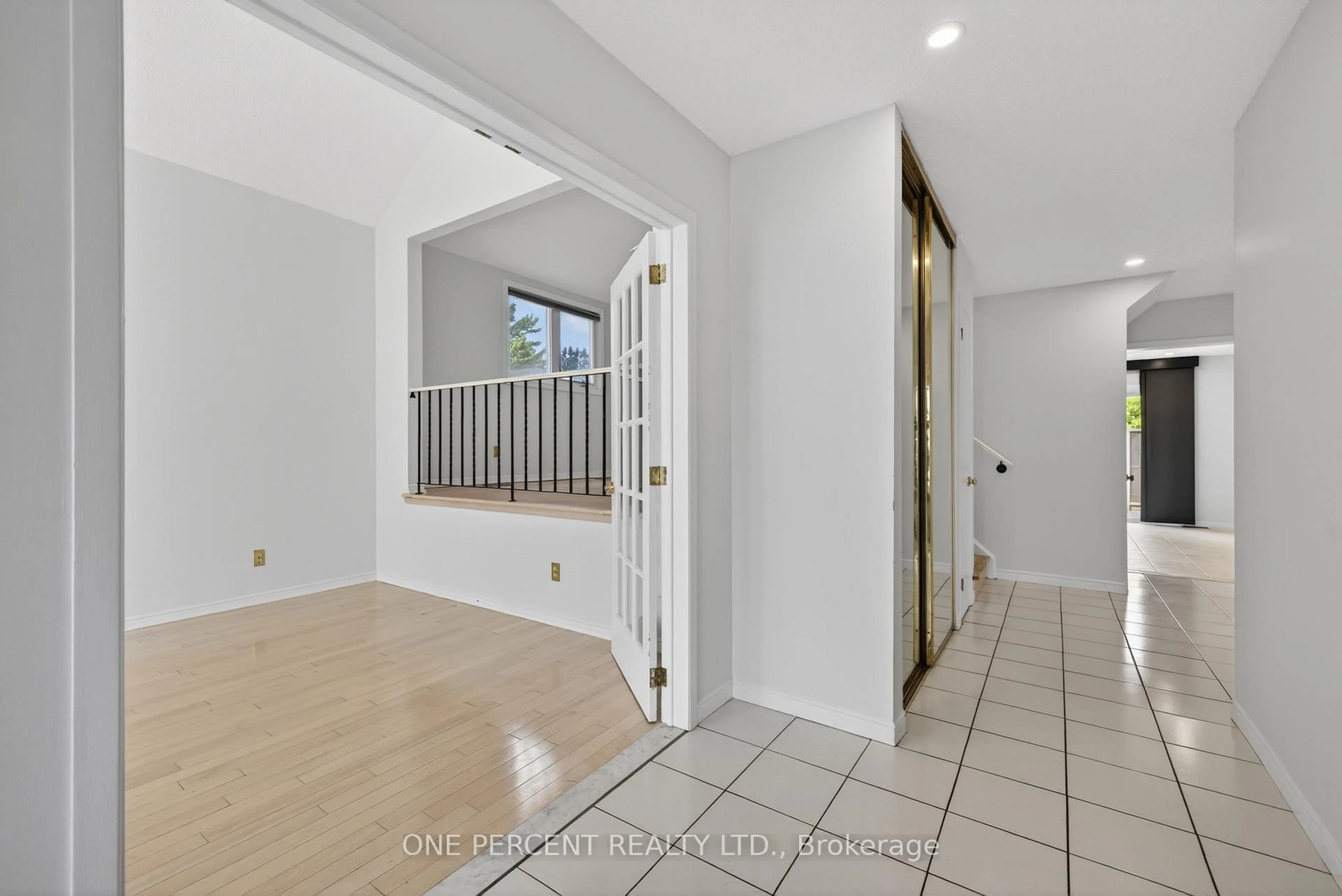 Indoor entryway for 6343 Mattice Ave, Ottawa Ontario K1C 2G1