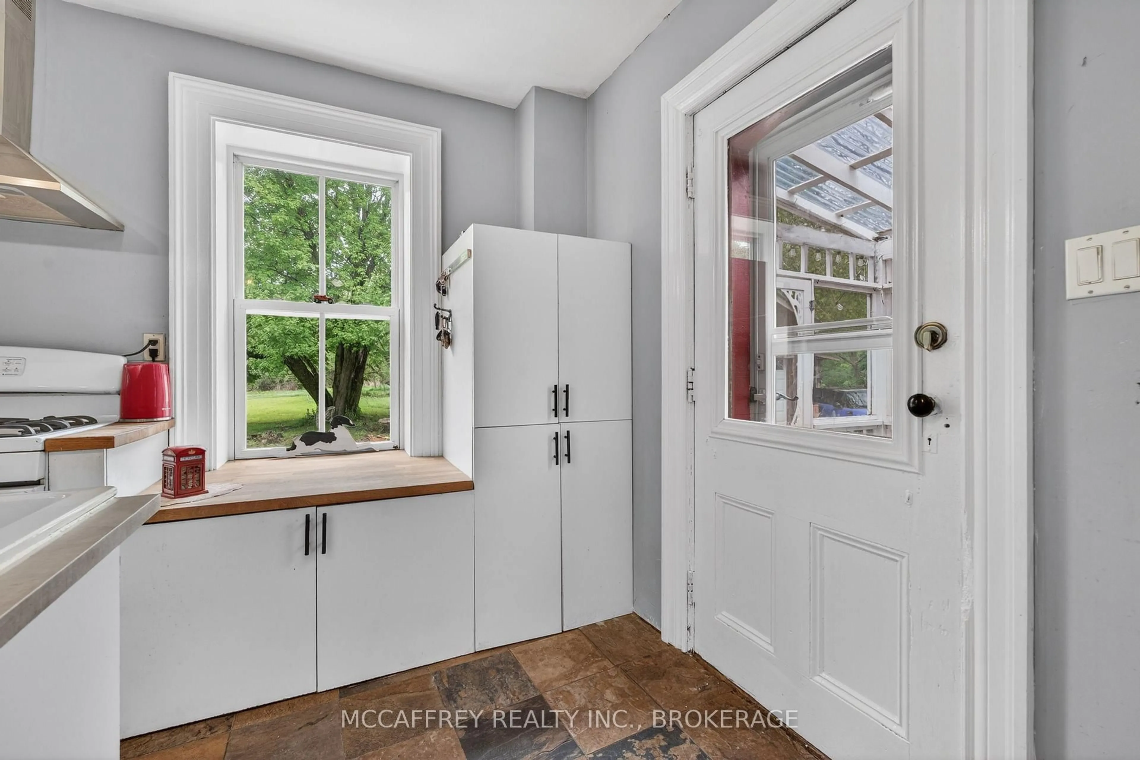 Indoor entryway for 1817 Glen Smail Rd, Edwardsburgh/Cardinal Ontario K0E 1T0