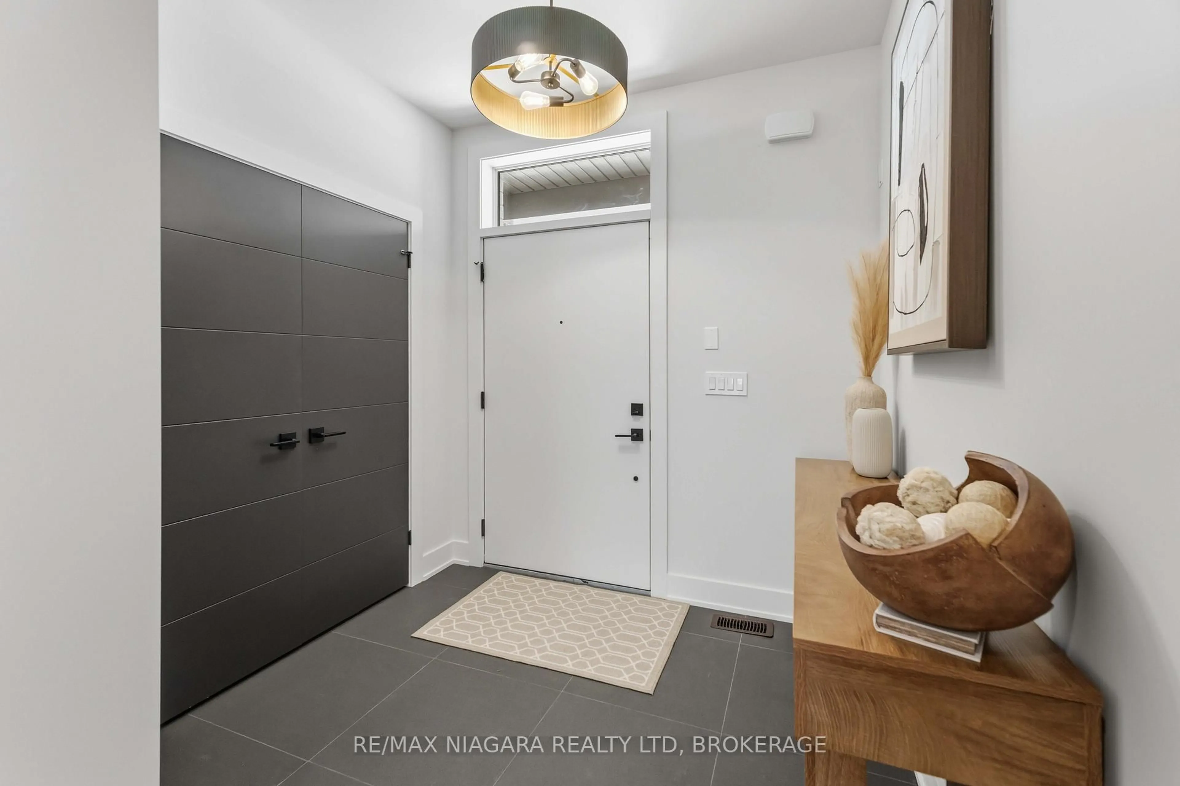 Indoor entryway for 6124 Curlin Cres, Niagara Falls Ontario L2H 3W8