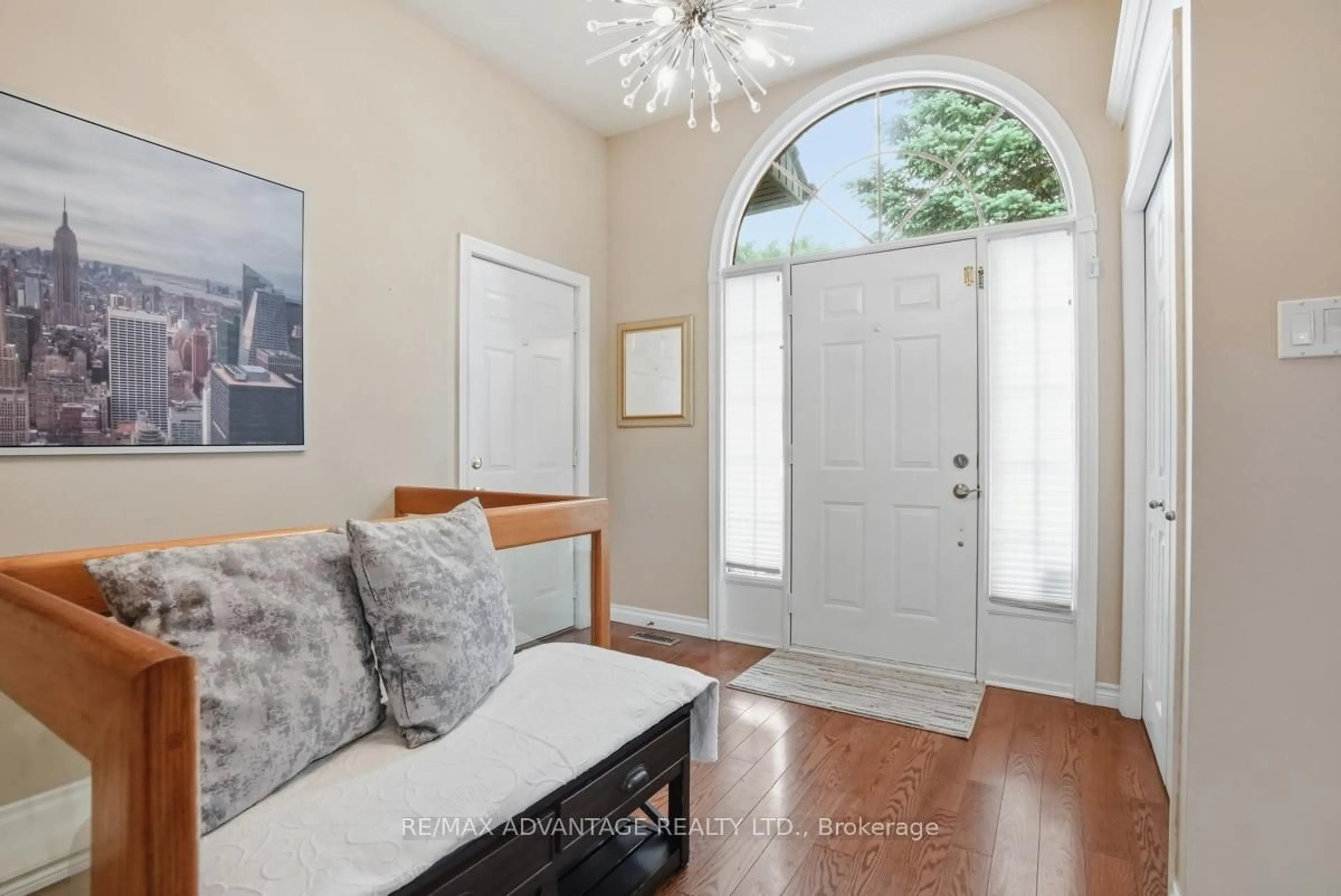 Indoor entryway for 535 Thornwood Dr, London North Ontario N6H 5S4
