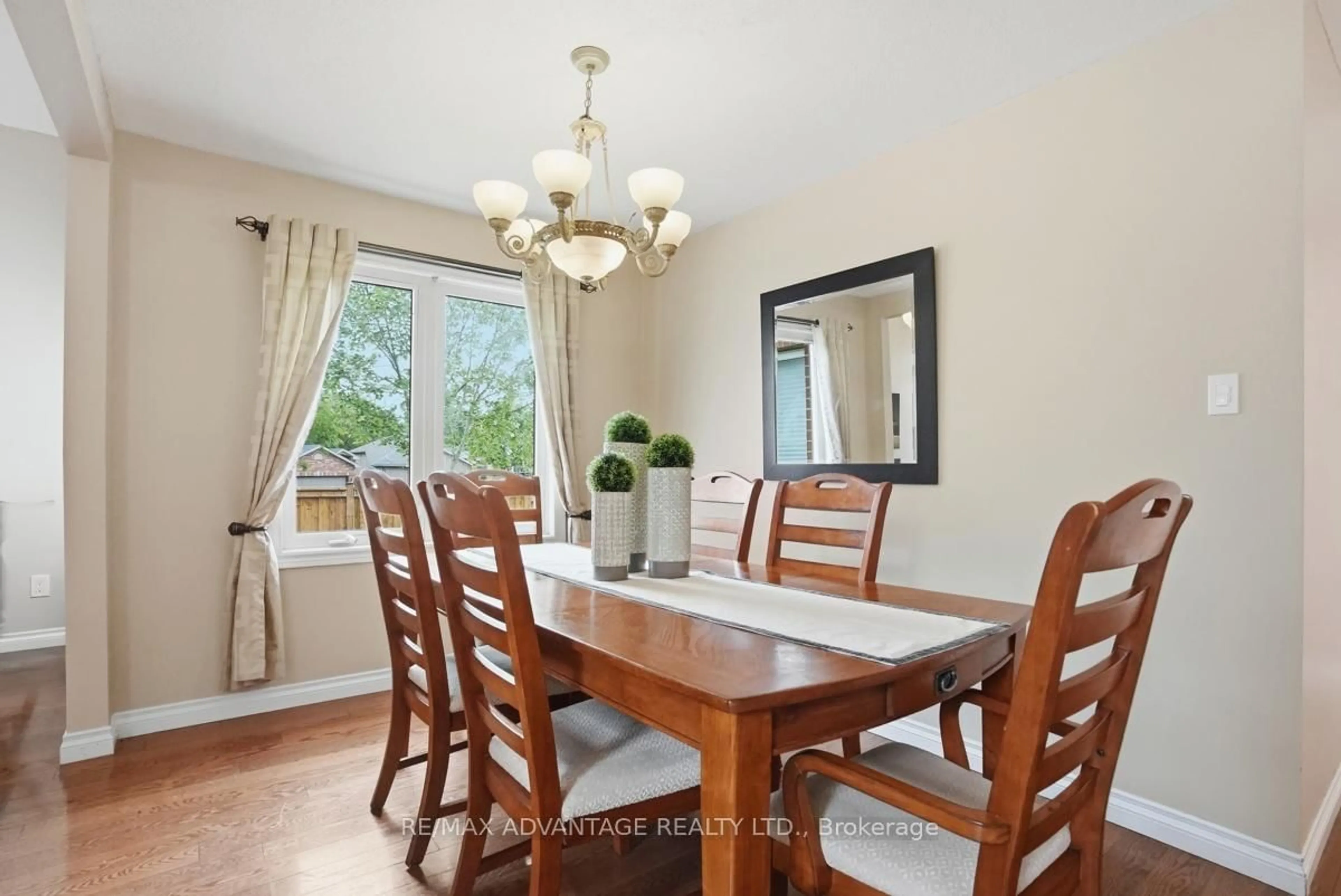Dining room, wood/laminate floor for 535 Thornwood Dr, London North Ontario N6H 5S4