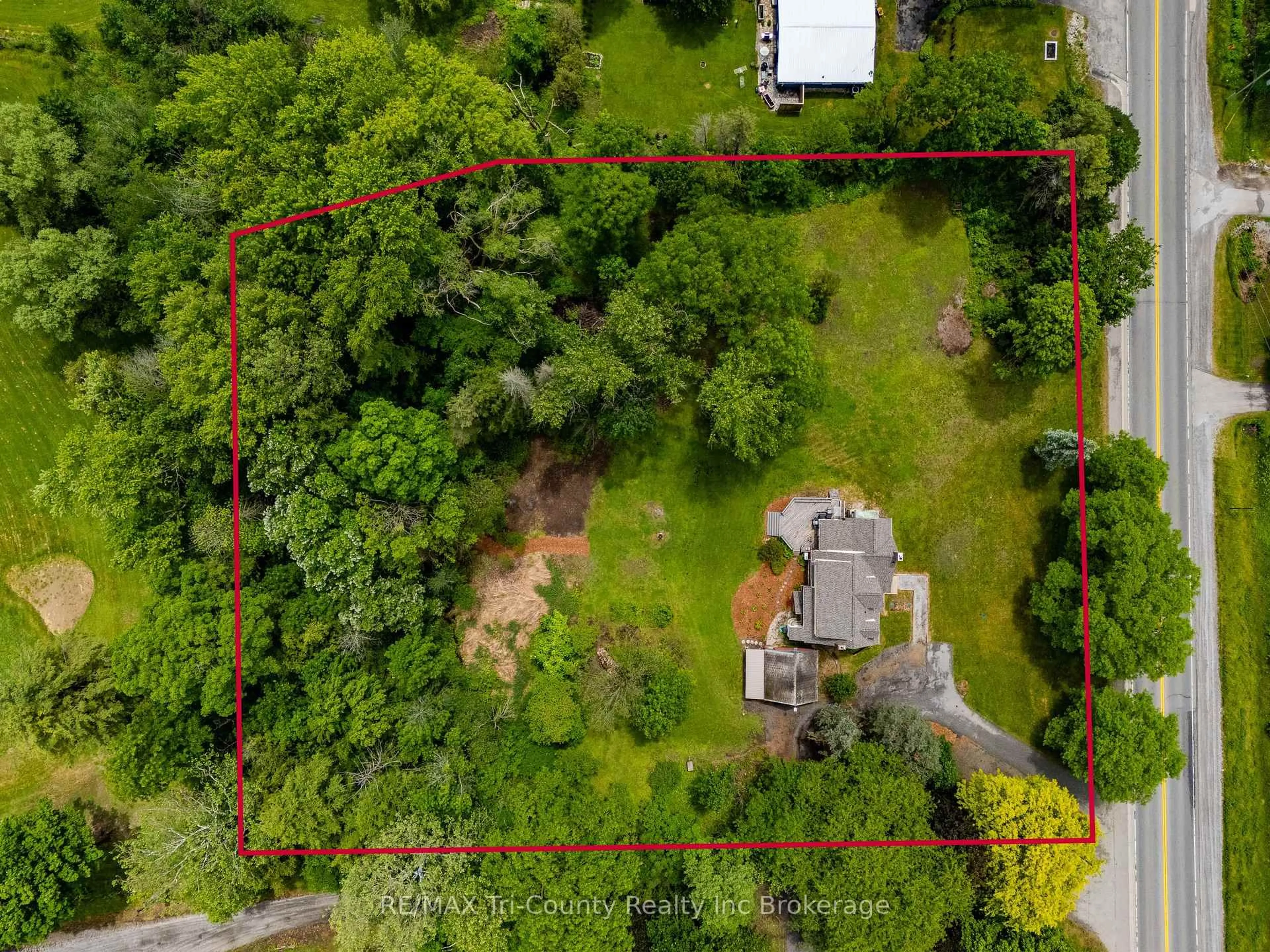 A pic from outside/outdoor area/front of a property/back of a property/a pic from drone, building for 909 James St, Norfolk Ontario N4B 2E3