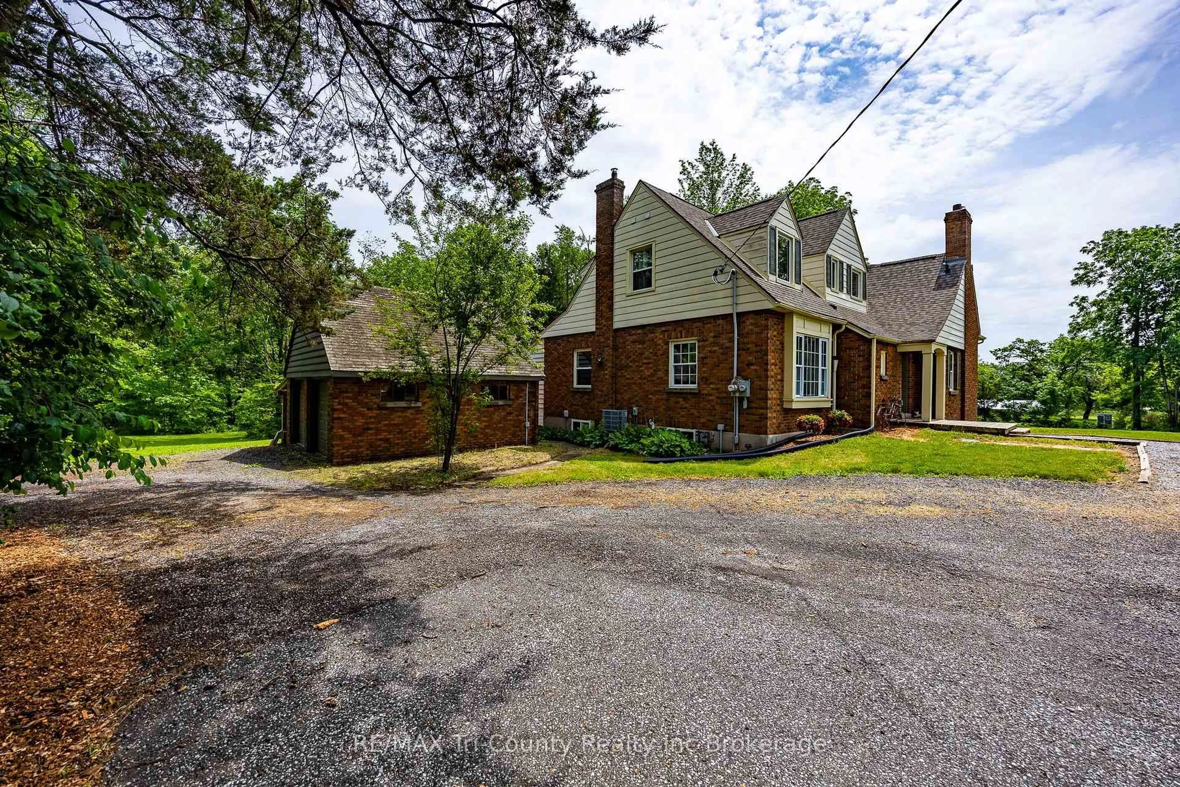 A pic from outside/outdoor area/front of a property/back of a property/a pic from drone, street for 909 James St, Norfolk Ontario N4B 2E3