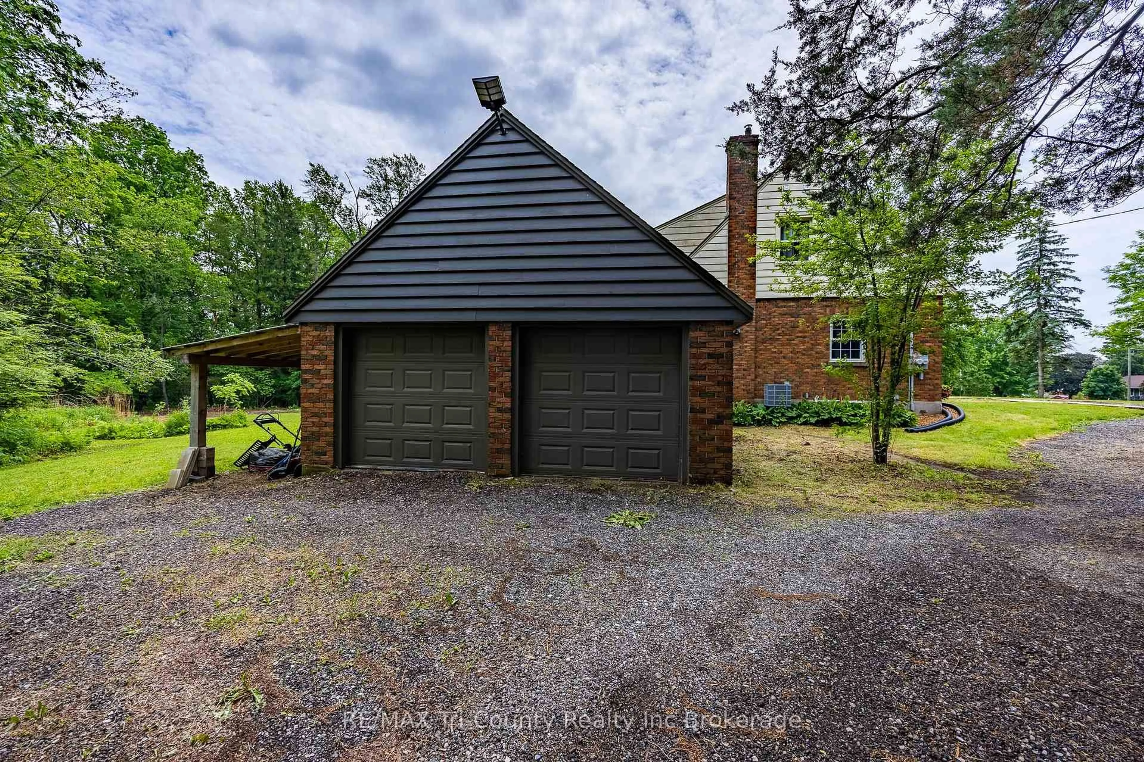 A pic from outside/outdoor area/front of a property/back of a property/a pic from drone, street for 909 James St, Norfolk Ontario N4B 2E3