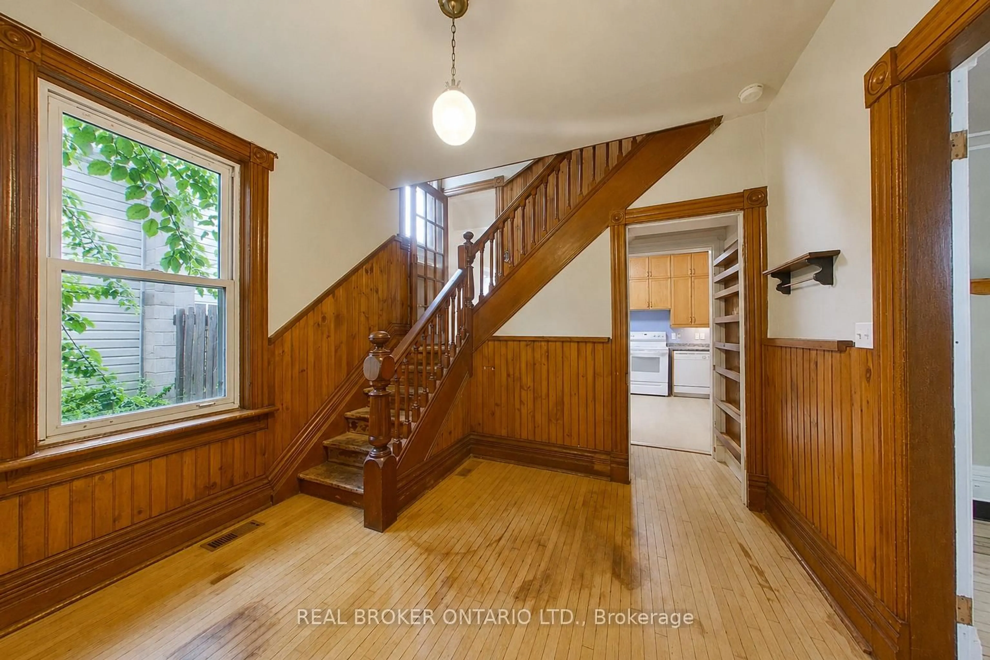 Indoor foyer for 104 Isla St, Grey Highlands Ontario N0C 1H0