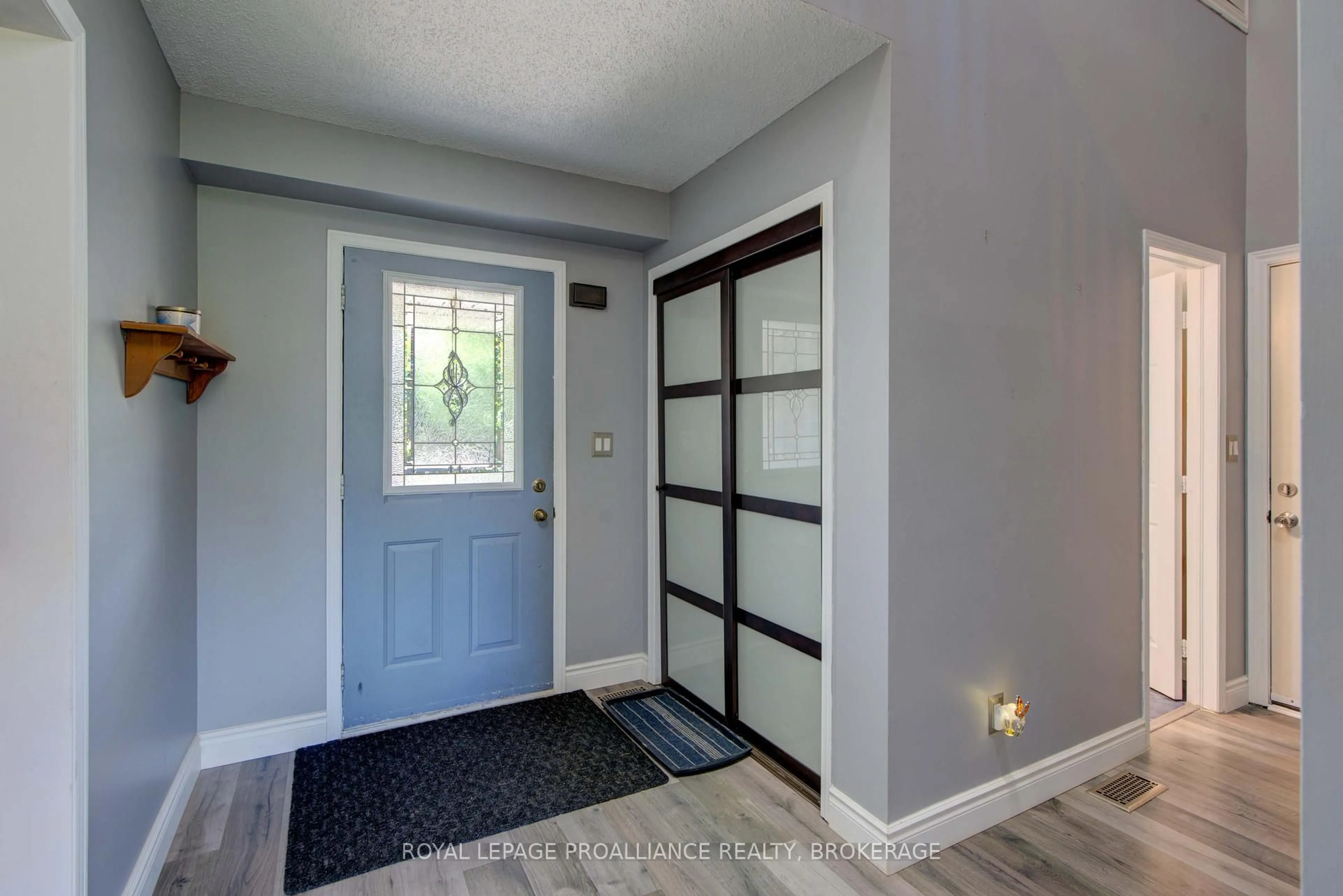 Indoor entryway for 1078 Lombardy St, Kingston Ontario K7M 8M6