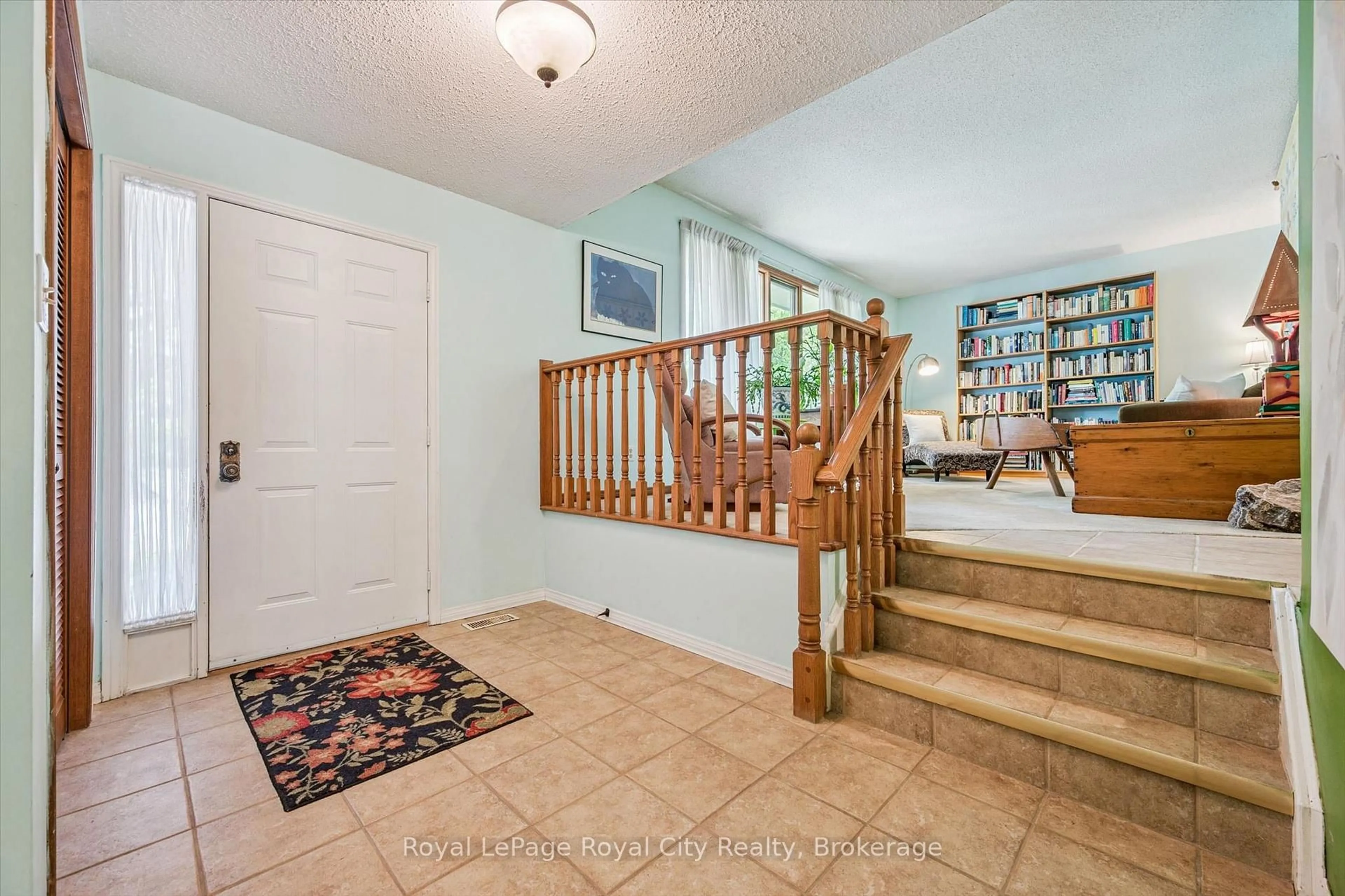 Indoor entryway for 18 Mcelderry Rd, Guelph Ontario N1G 4K3