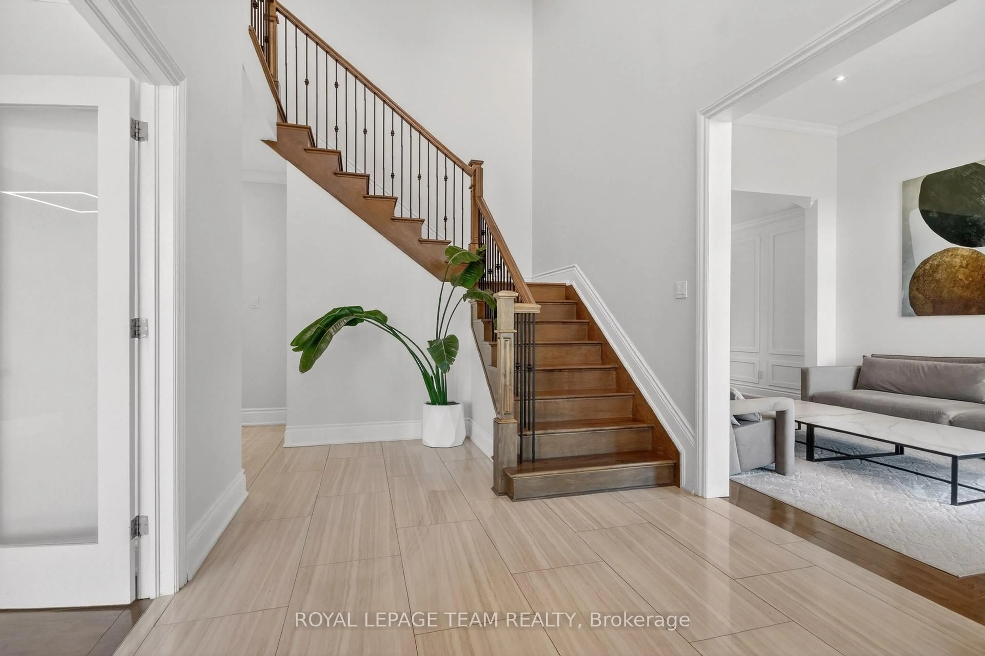 Indoor entryway for 520 LEIMERK Crt, Manotick Ontario K4M 0B2