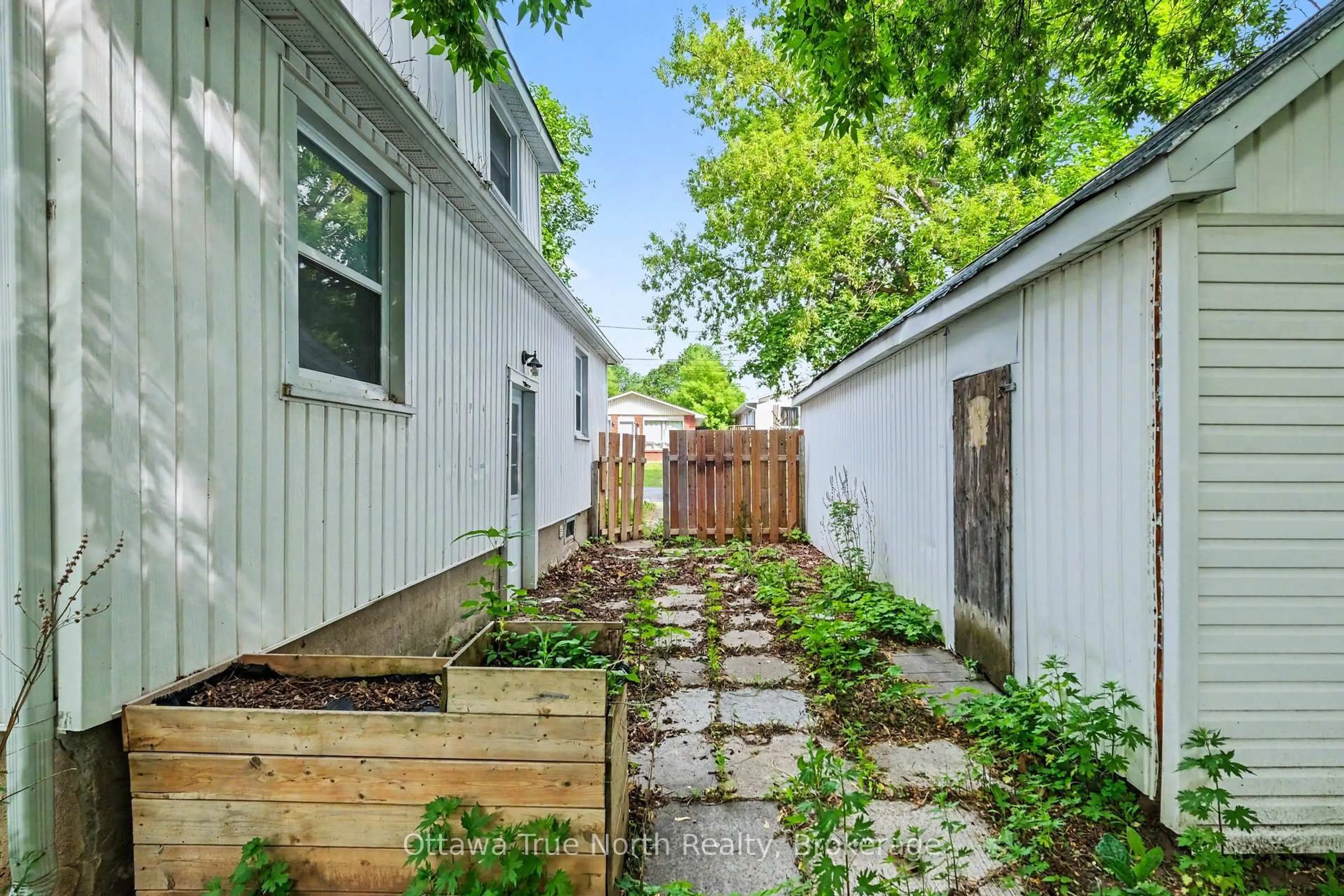 Patio, street for 108 Maley St, North Grenville Ontario K0G 1J0
