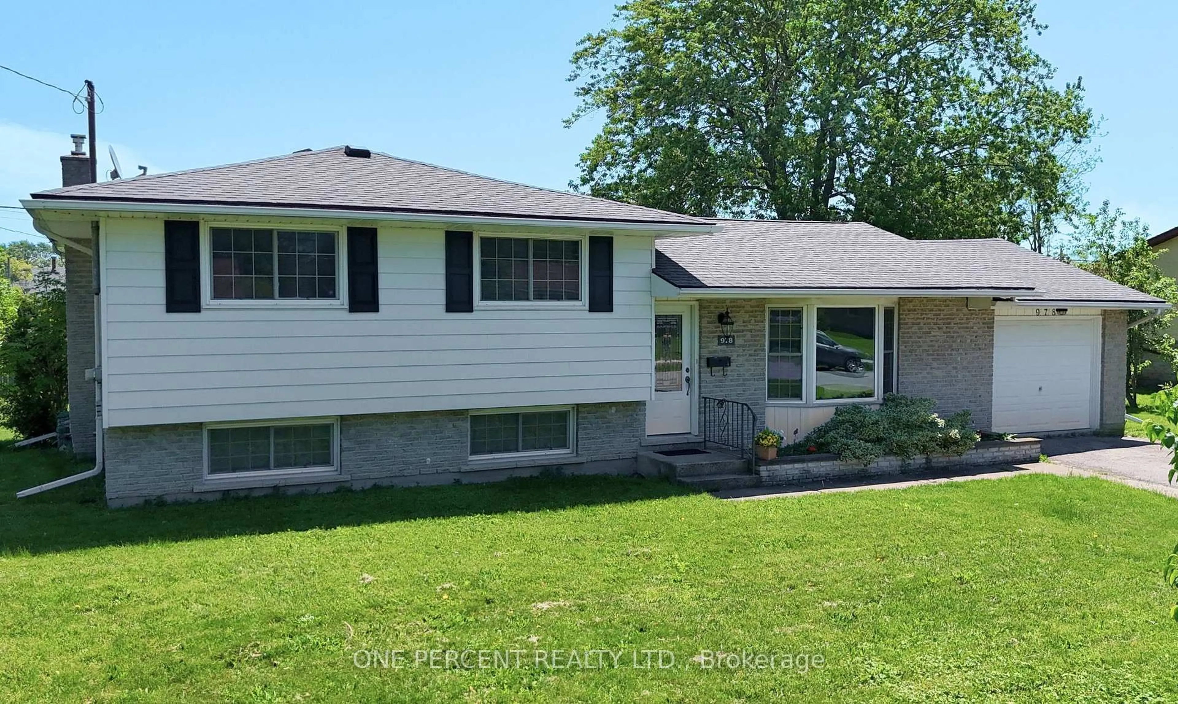 Home with vinyl exterior material, street for 978 Ferndale Ave, Fort Erie Ontario L2A 5S8