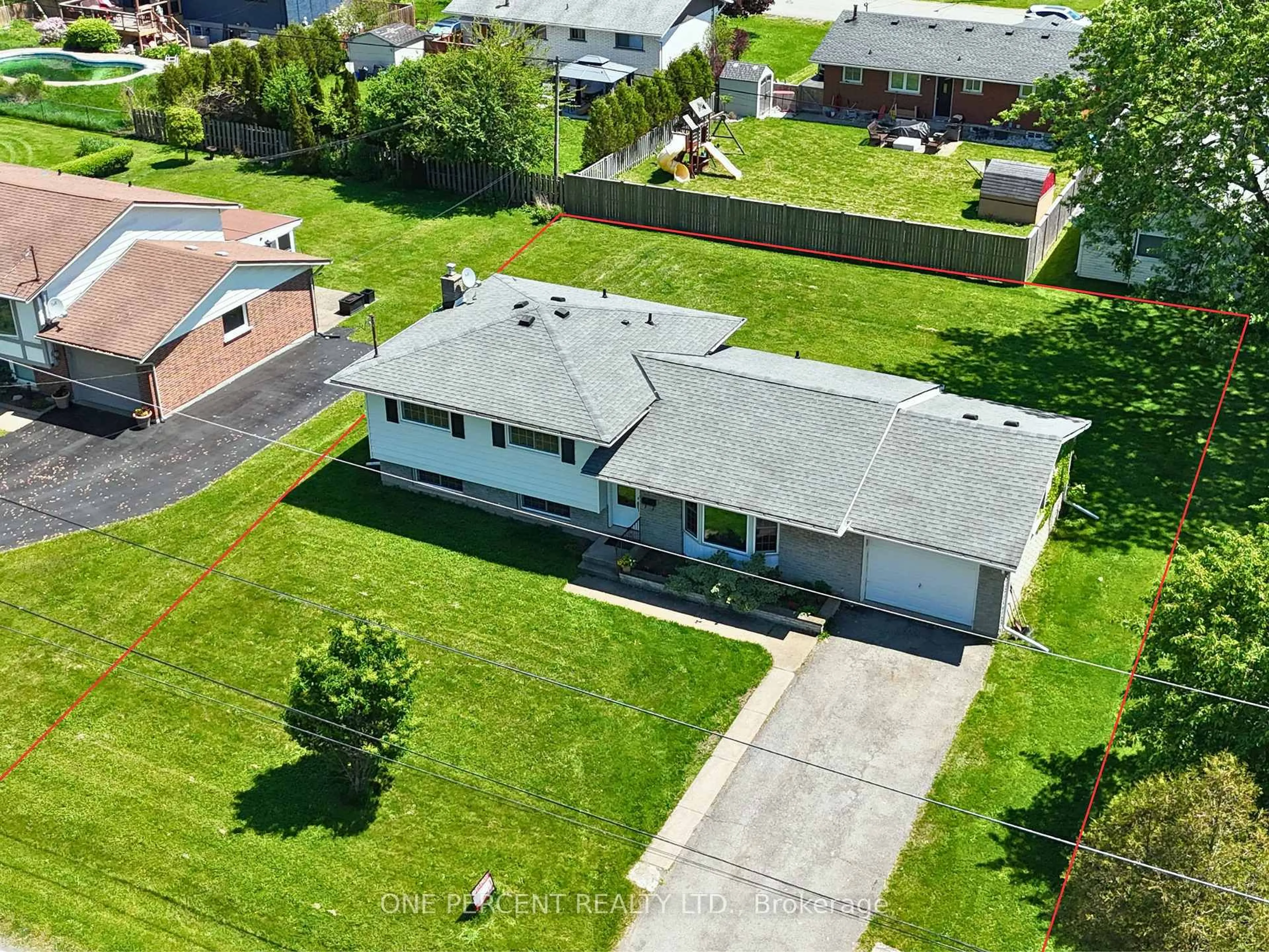 A pic from outside/outdoor area/front of a property/back of a property/a pic from drone, street for 978 Ferndale Ave, Fort Erie Ontario L2A 5S8