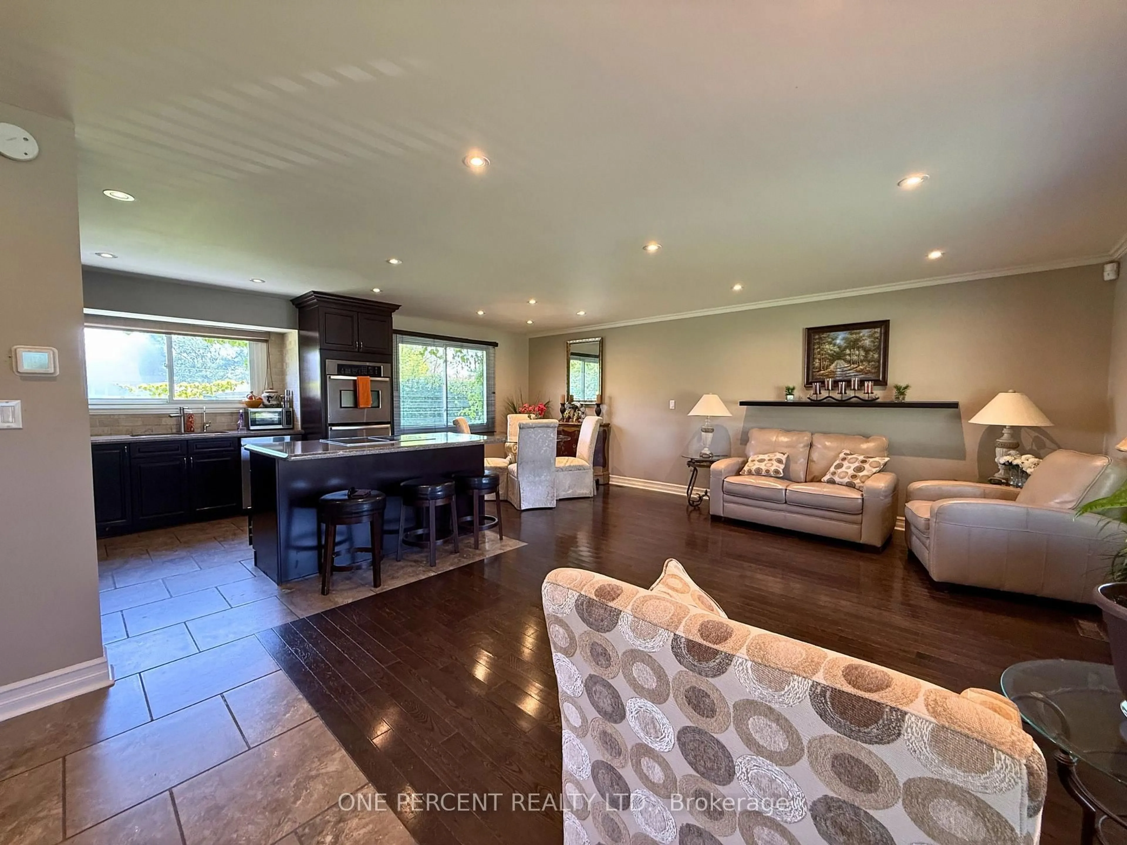 Living room with furniture, unknown for 978 Ferndale Ave, Fort Erie Ontario L2A 5S8