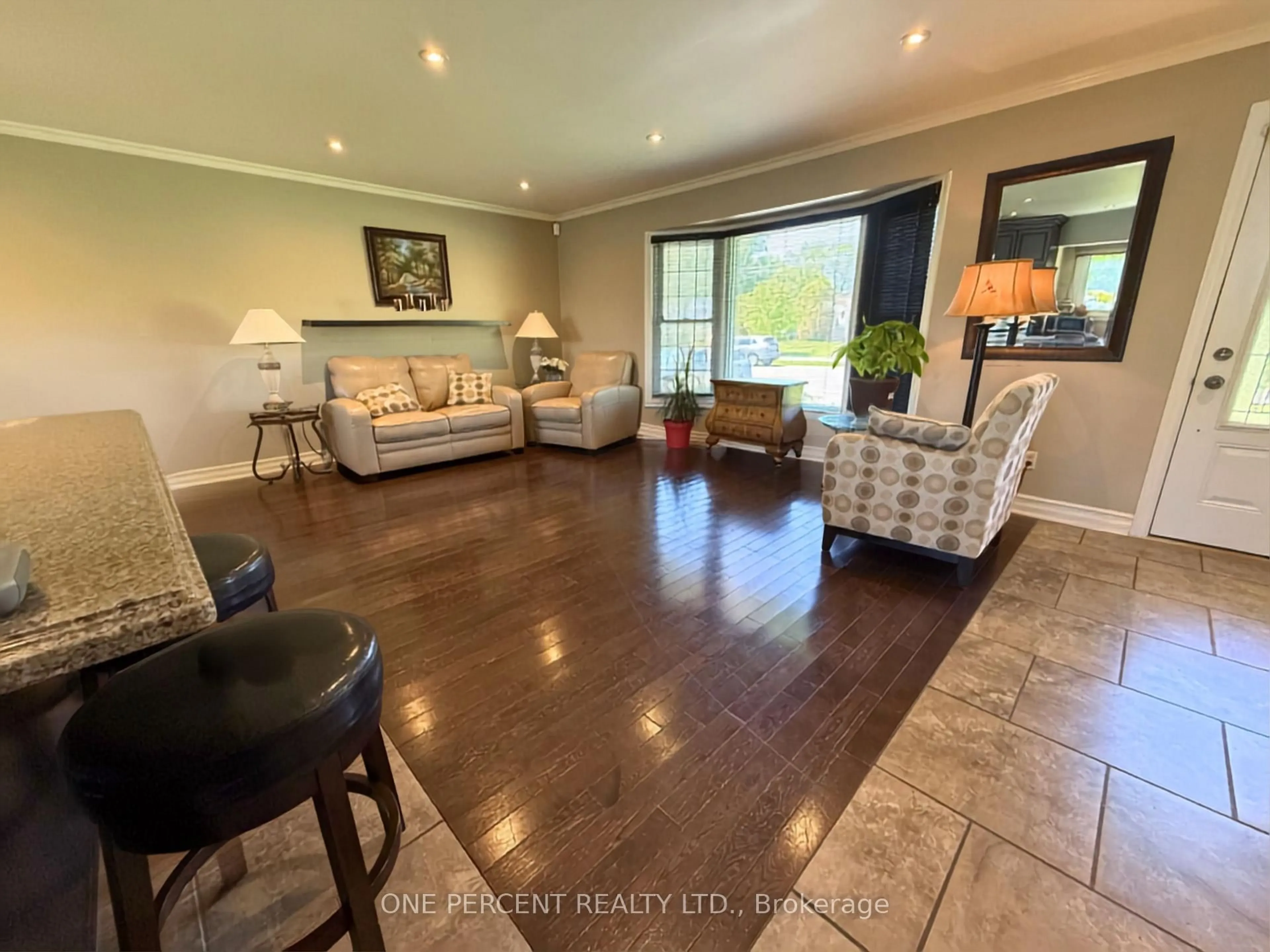 Living room with furniture, unknown for 978 Ferndale Ave, Fort Erie Ontario L2A 5S8