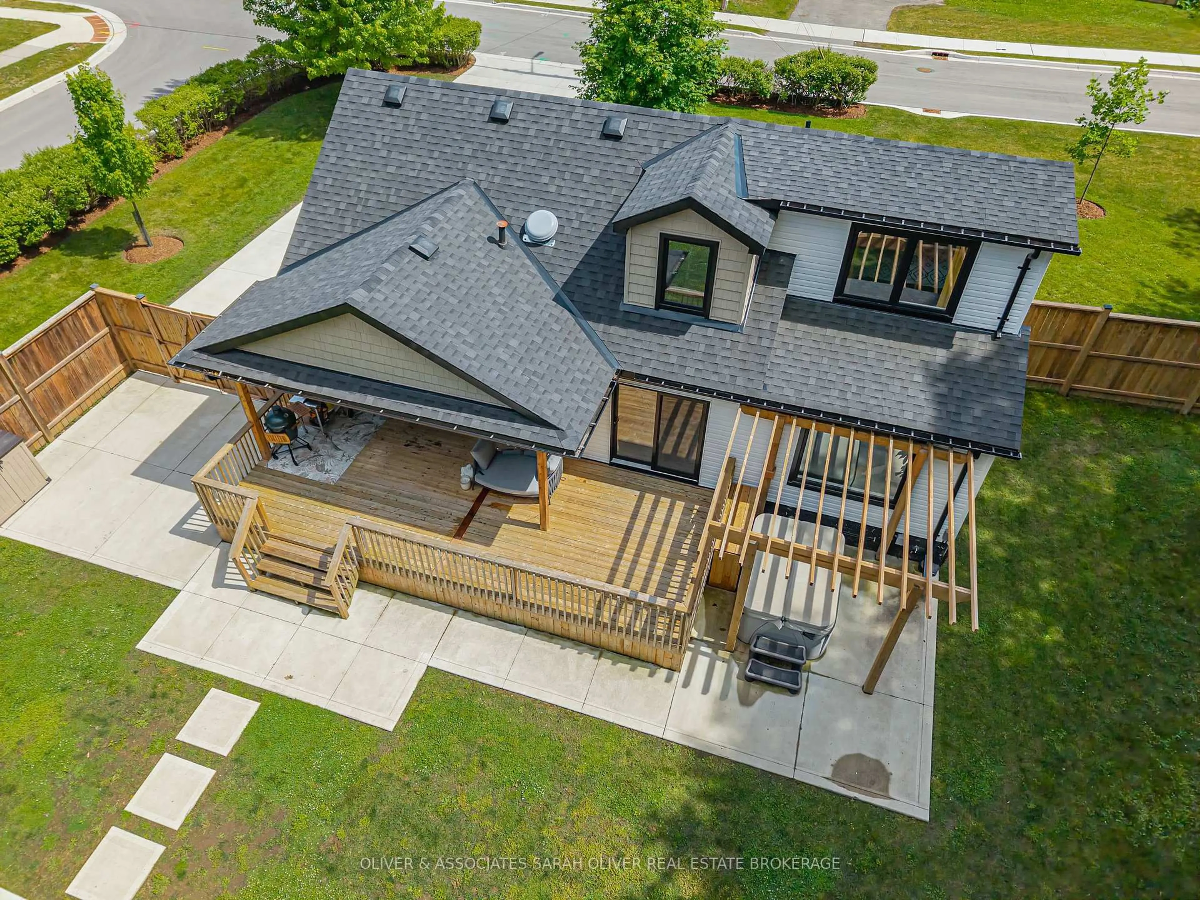 A pic from outside/outdoor area/front of a property/back of a property/a pic from drone, street for 167 Paul St, London North Ontario N6H 1L6