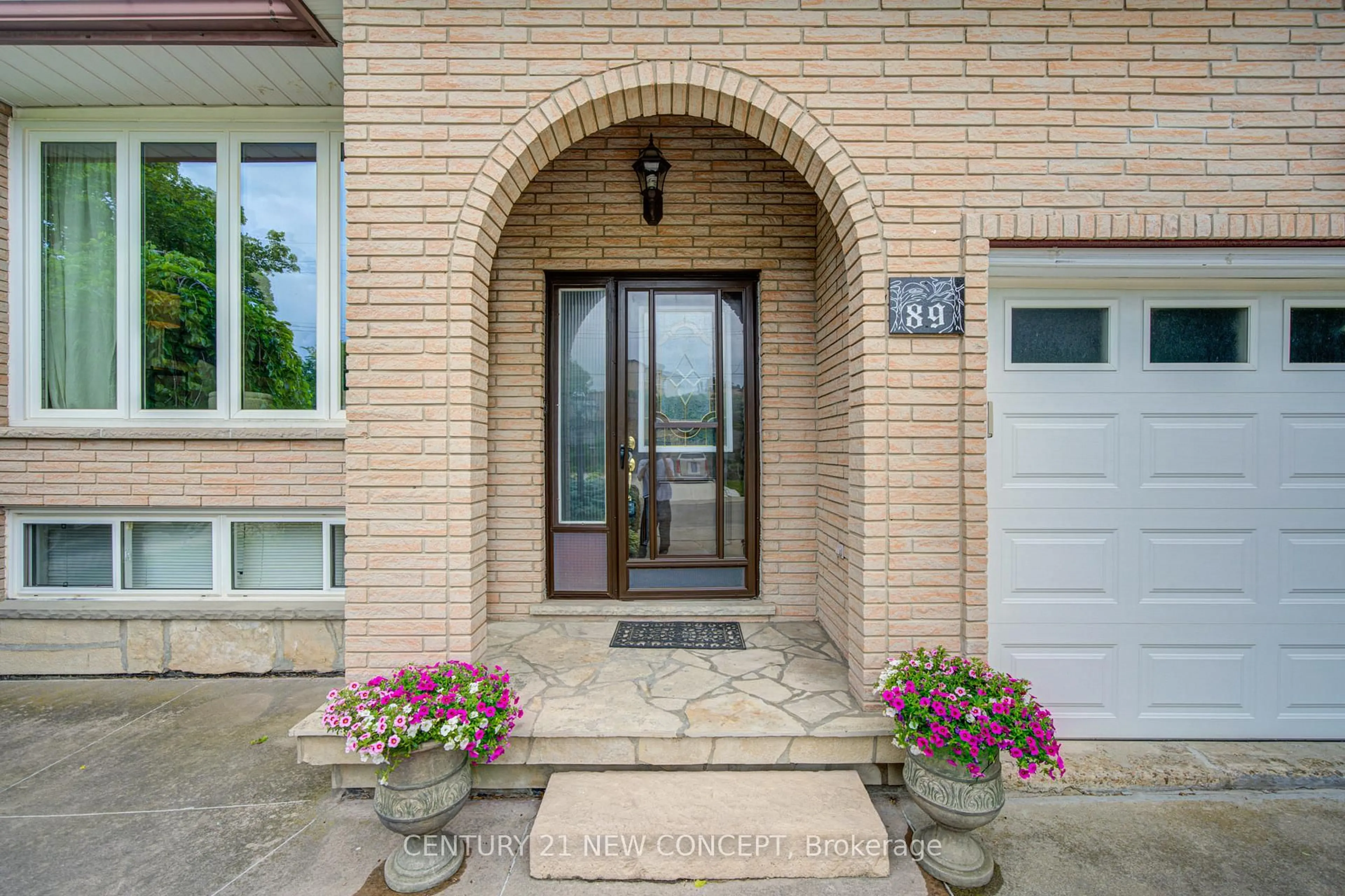 Indoor entryway for 89 Greencedar Dr #Main, Hamilton Ontario L9C 6W4