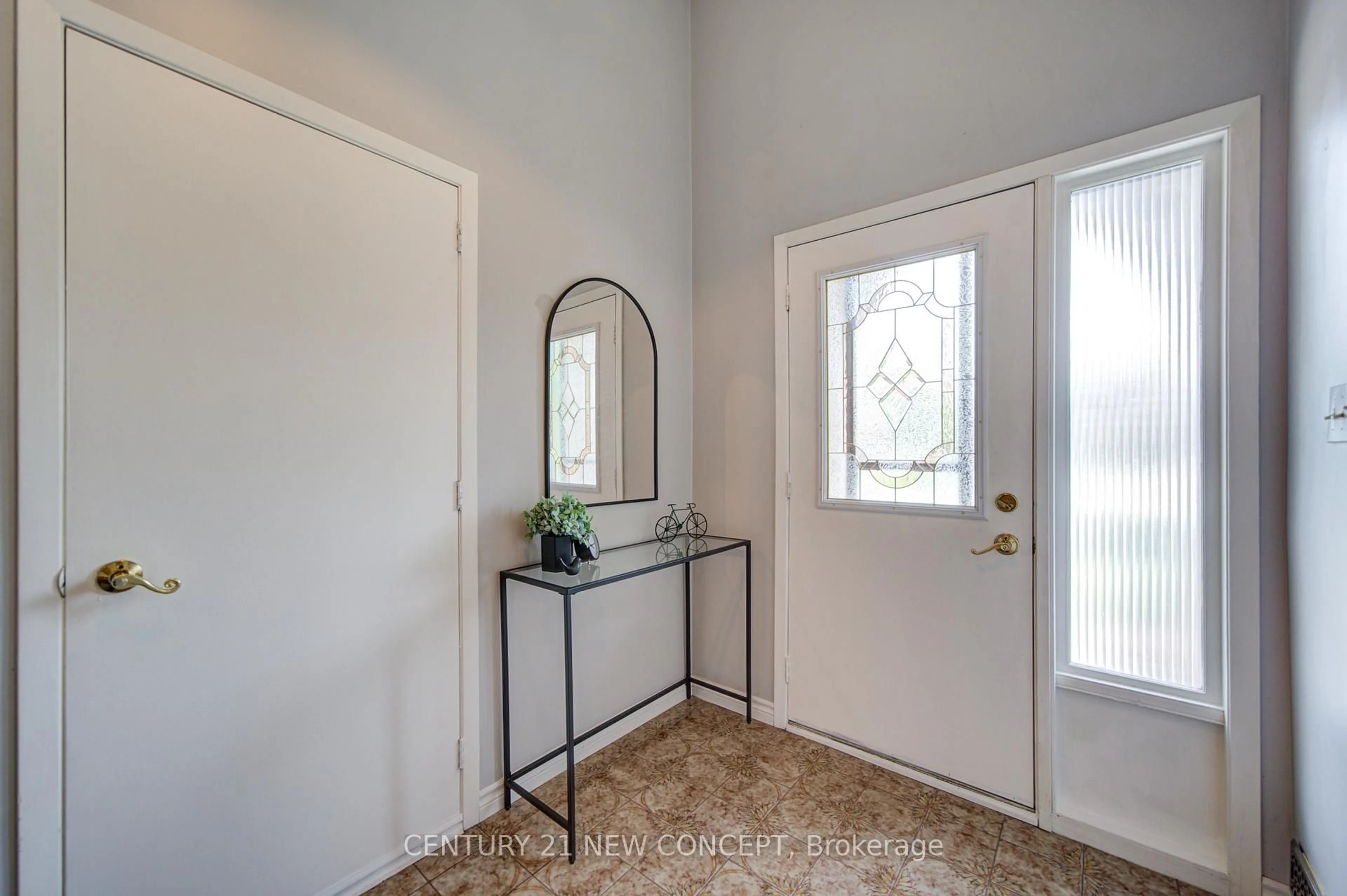 Indoor entryway for 89 Greencedar Dr #Main, Hamilton Ontario L9C 6W4