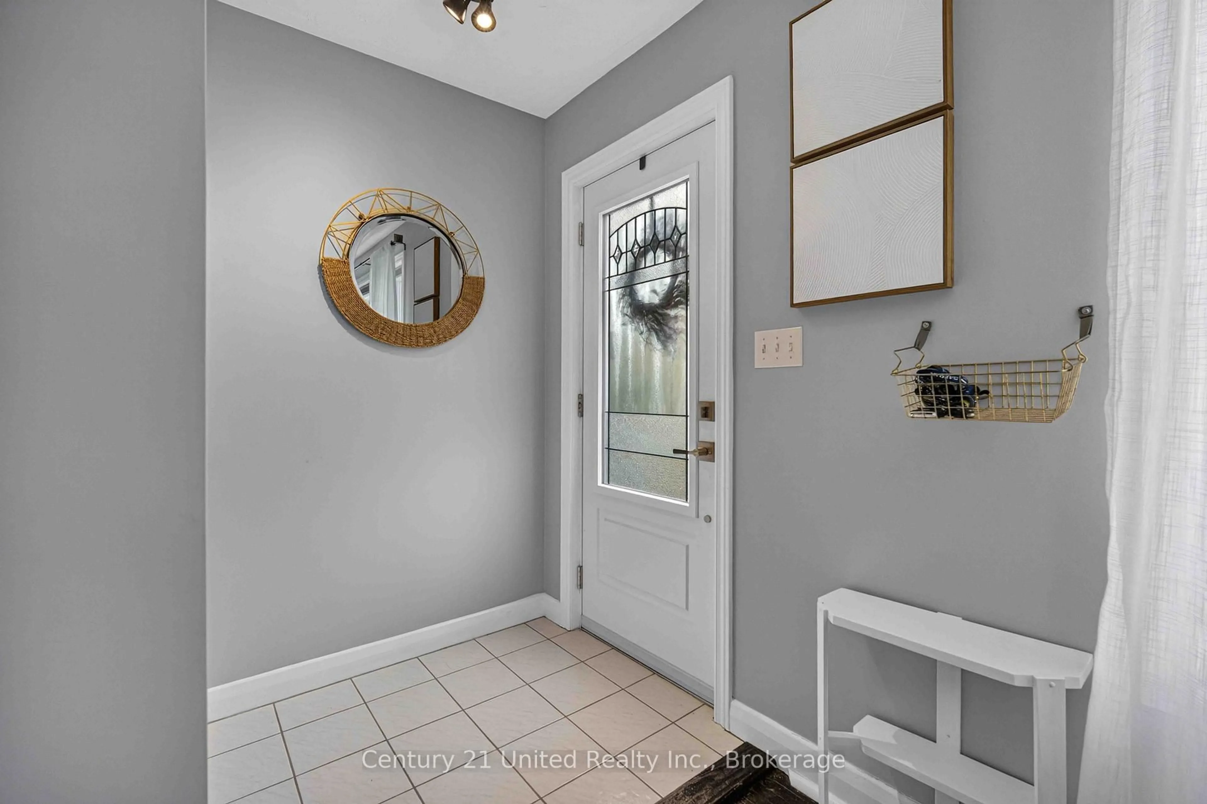 Indoor entryway for 1459 Westbrook Dr, Peterborough Ontario K9J 6R5