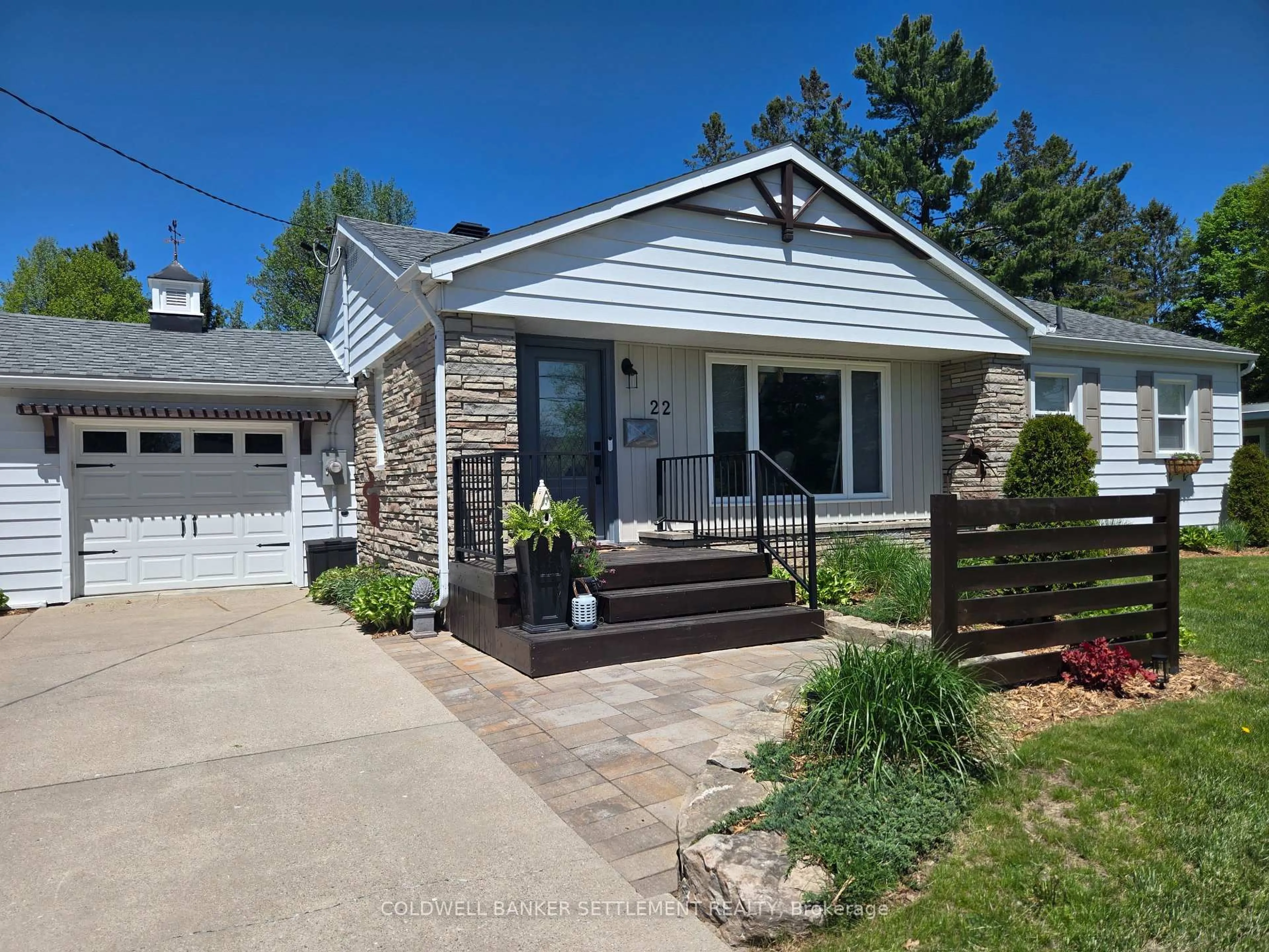 Home with vinyl exterior material, street for 22 Broadview Ave, Smiths Falls Ontario K7A 4K9