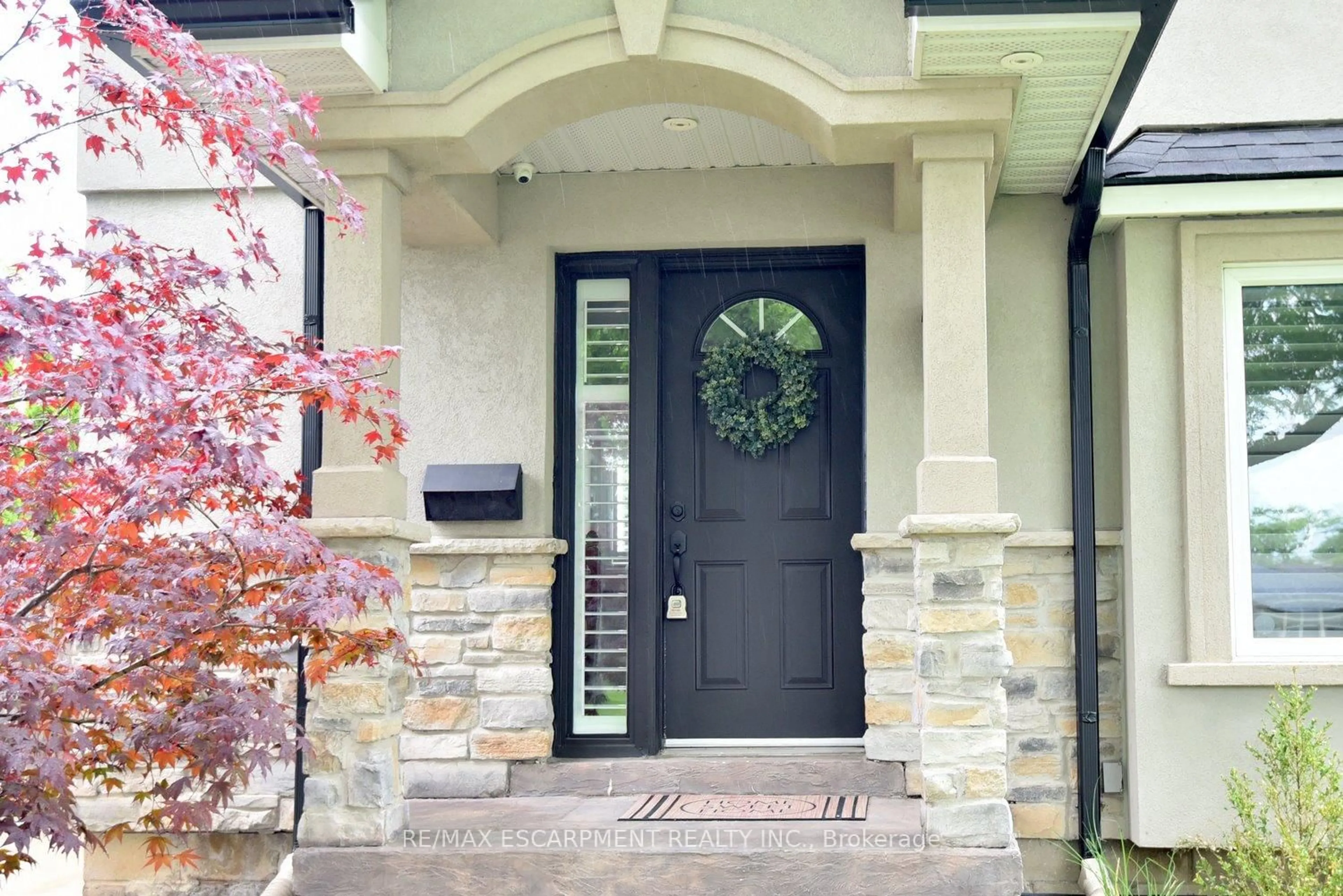 Indoor entryway for 26 Kirkland Ave, Hamilton Ontario L8V 3V9