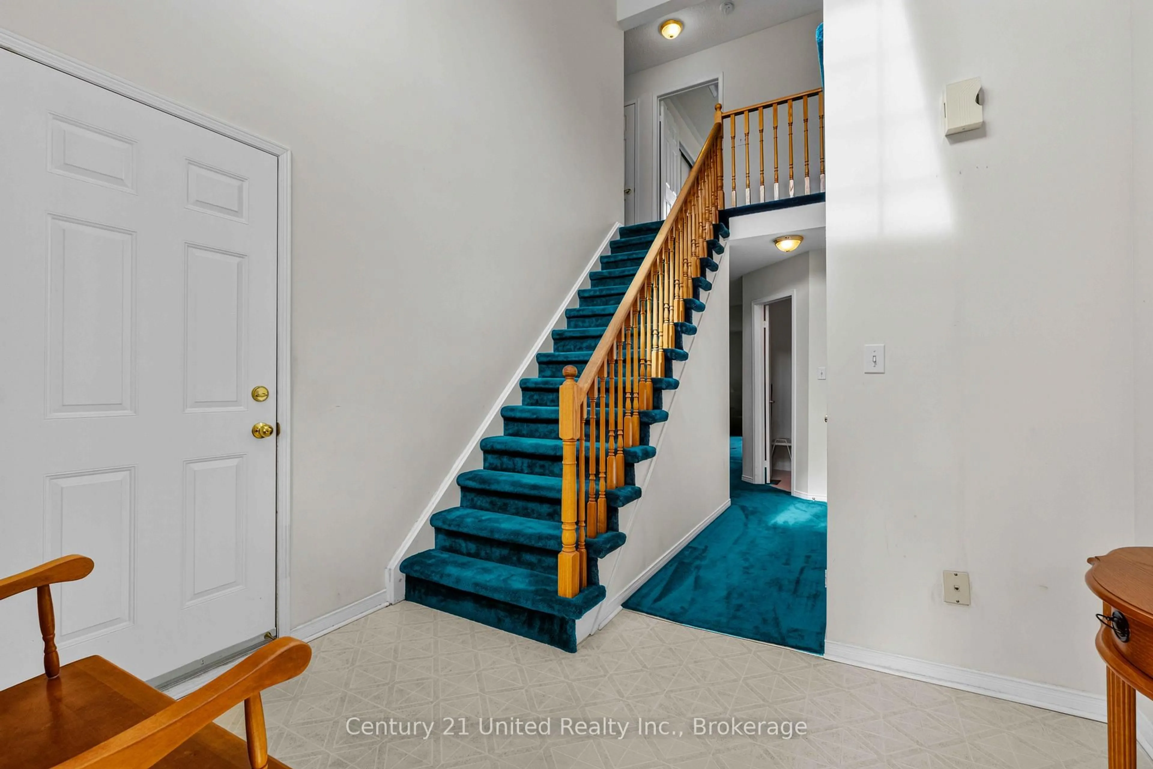 Indoor foyer for 2438 Woodglade Blvd, Peterborough Ontario K9K 2K9